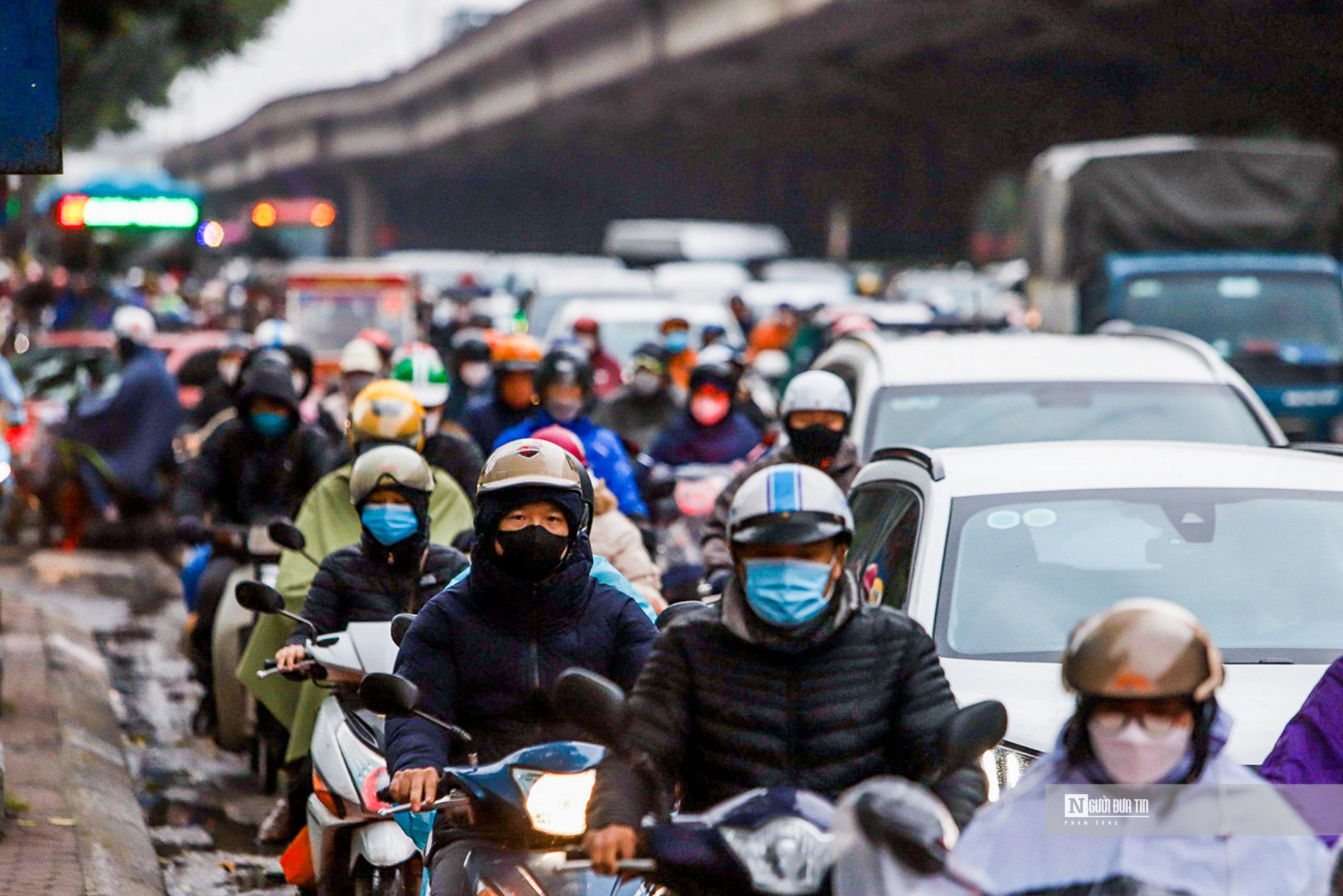 Dân sinh - CSGT Hà Nội dầm mưa lạnh, phân luồng đảm bảo giao thông (Hình 4).