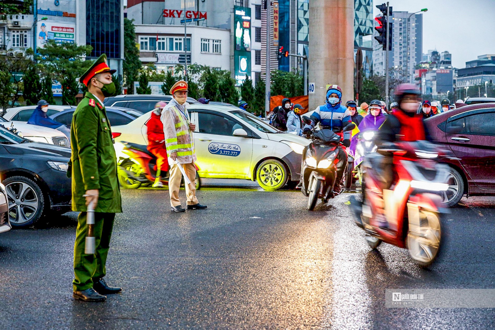 Dân sinh - CSGT Hà Nội dầm mưa lạnh, phân luồng đảm bảo giao thông (Hình 3).