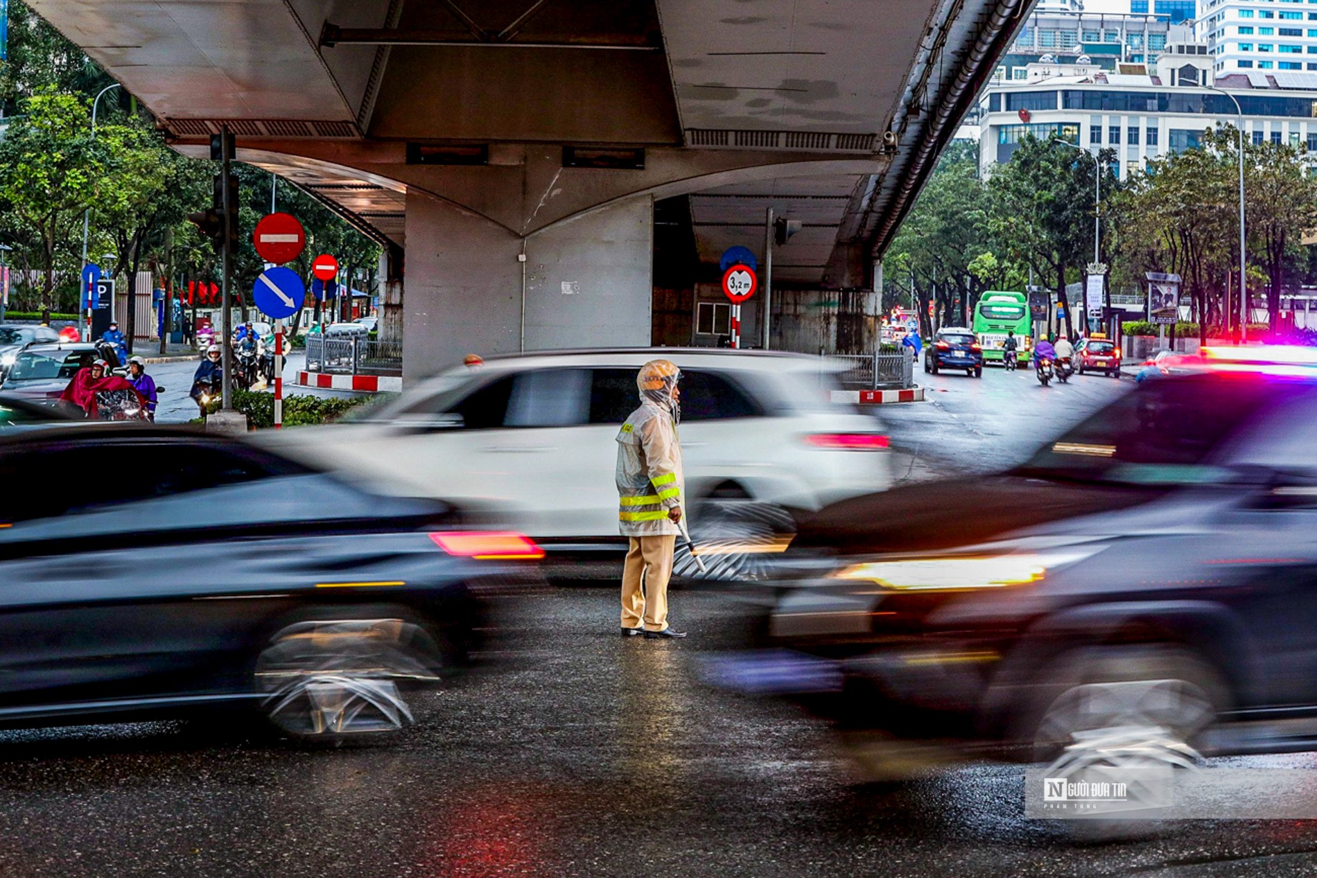 Dân sinh - CSGT Hà Nội dầm mưa lạnh, phân luồng đảm bảo giao thông (Hình 11).