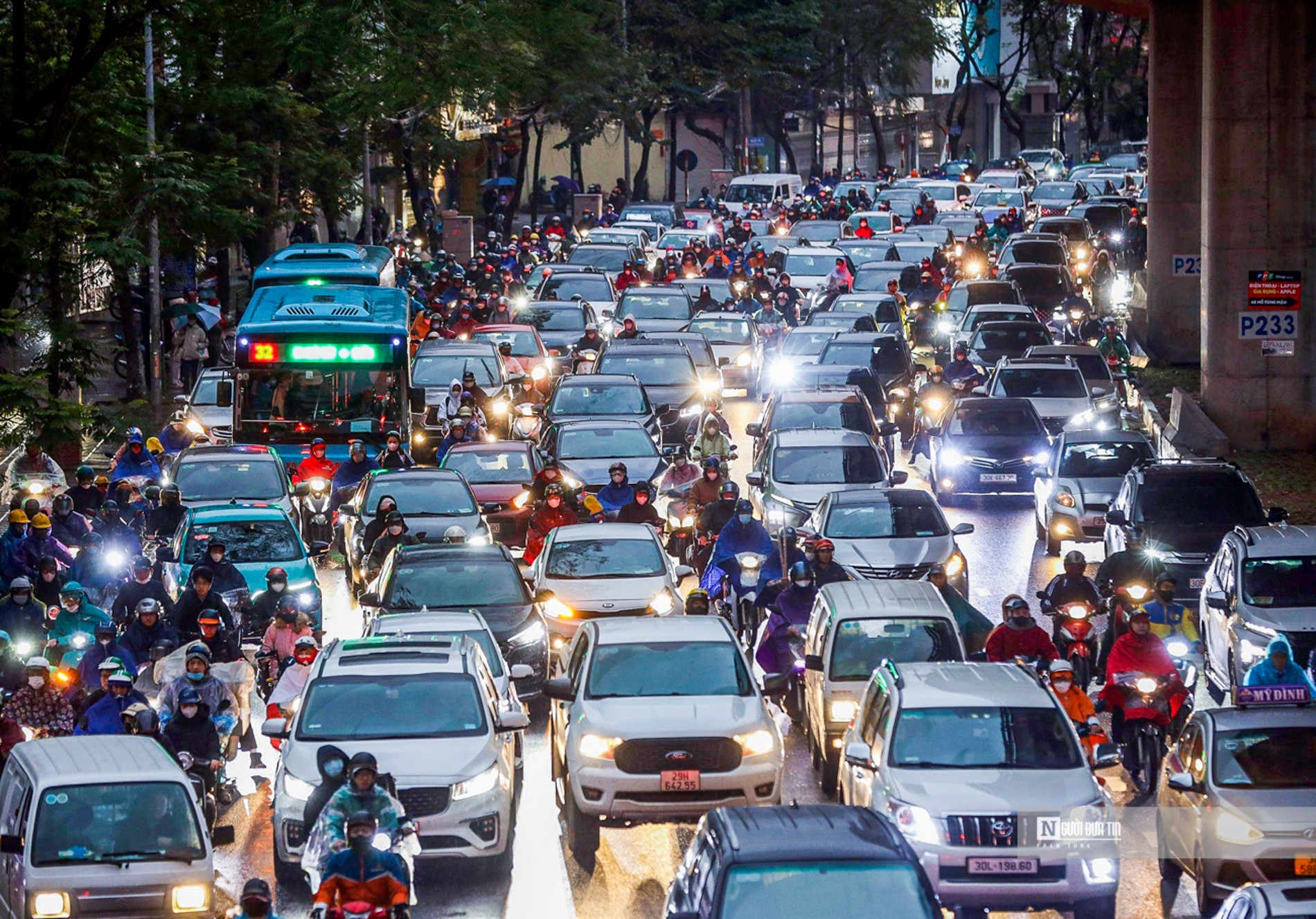 Dân sinh - CSGT Hà Nội dầm mưa lạnh, phân luồng đảm bảo giao thông (Hình 6).