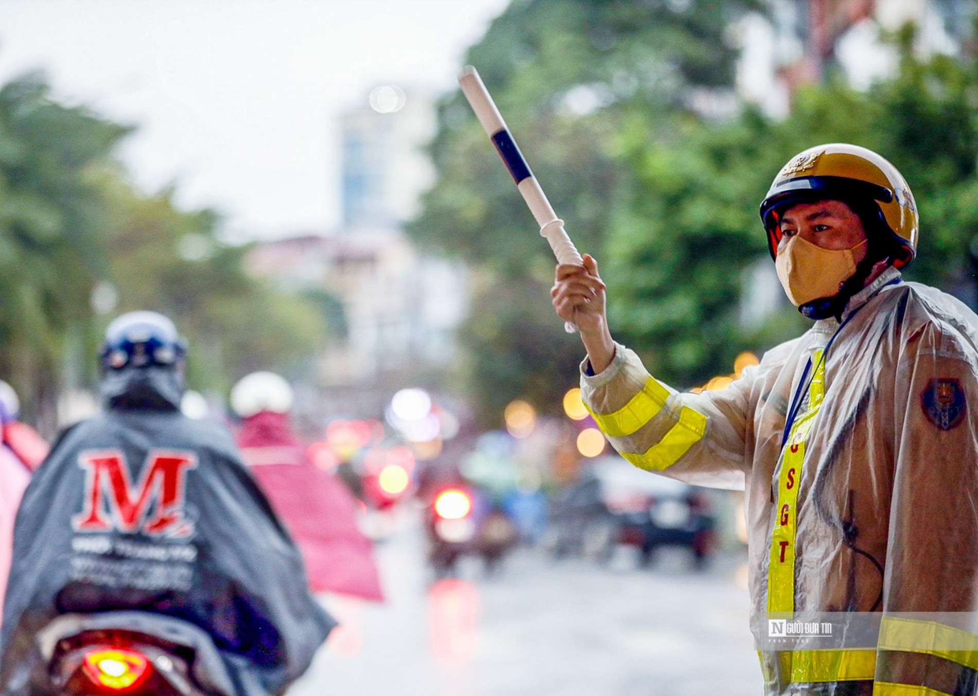 Dân sinh - CSGT Hà Nội dầm mưa lạnh, phân luồng đảm bảo giao thông (Hình 10).