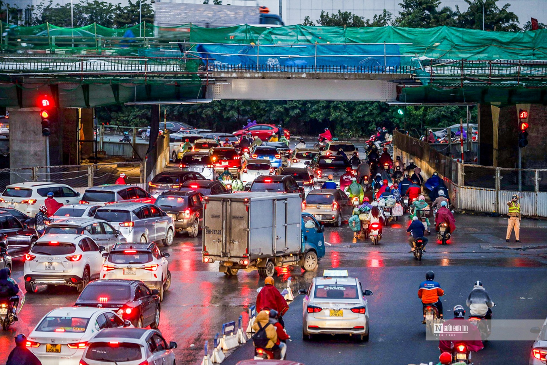 Dân sinh - CSGT Hà Nội dầm mưa lạnh, phân luồng đảm bảo giao thông (Hình 2).