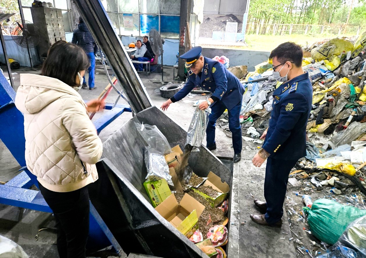 An ninh - Hình sự - Thái Nguyên thu giữ, tiêu hủy hơn 300kg thực phẩm lậu phục vụ Tết (Hình 3).