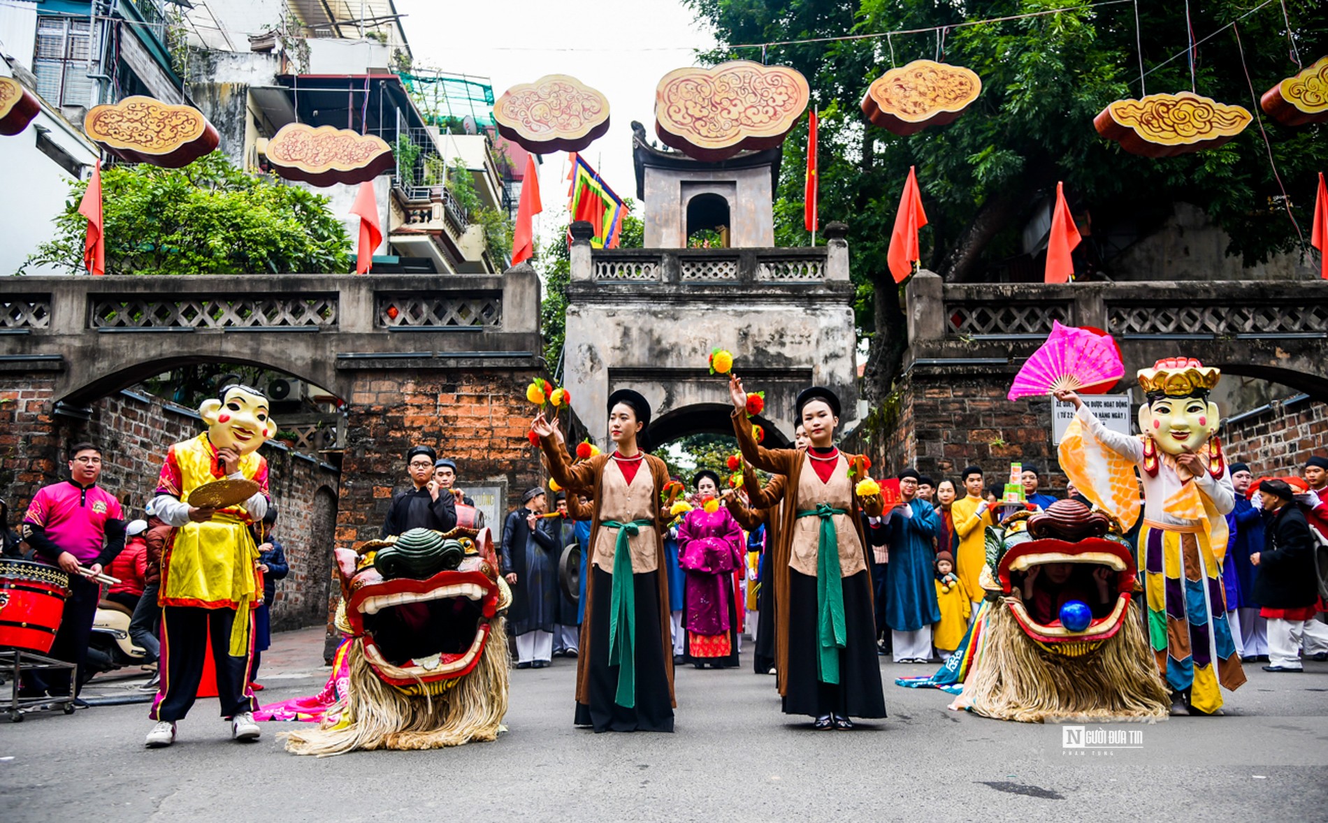 Dân sinh - Hàng nghìn người dân diện cổ phục rước lễ tại phố cổ (Hình 2).