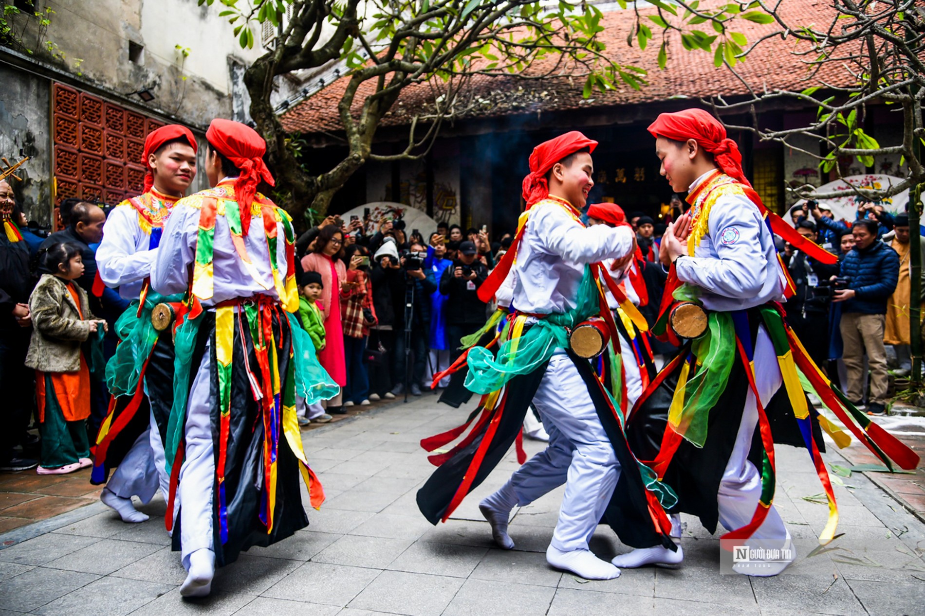 Dân sinh - Hàng nghìn người dân diện cổ phục rước lễ tại phố cổ (Hình 14).