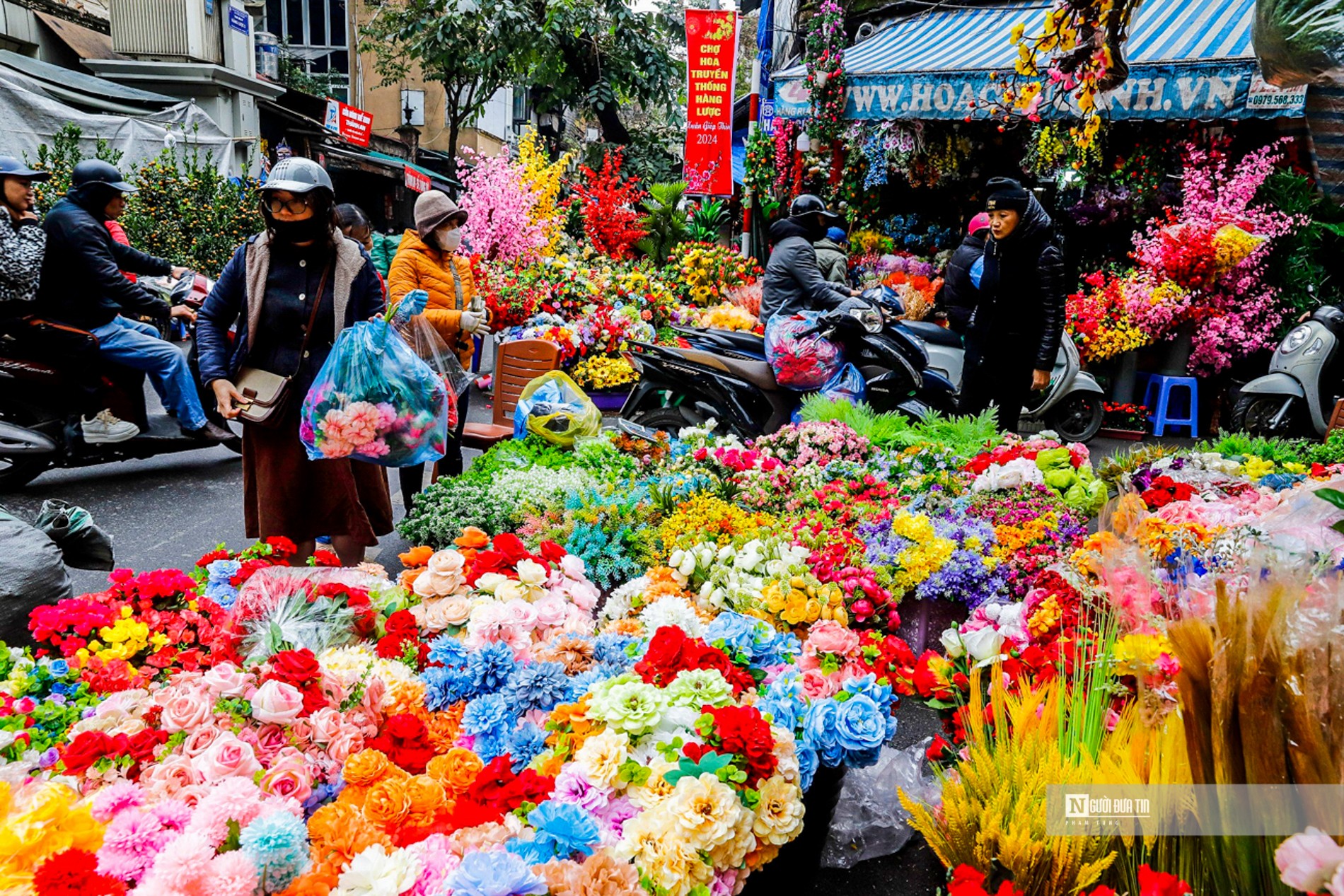 Dân sinh - Không khí Tết ngập tràn trên phố cổ Hà Nội (Hình 10).