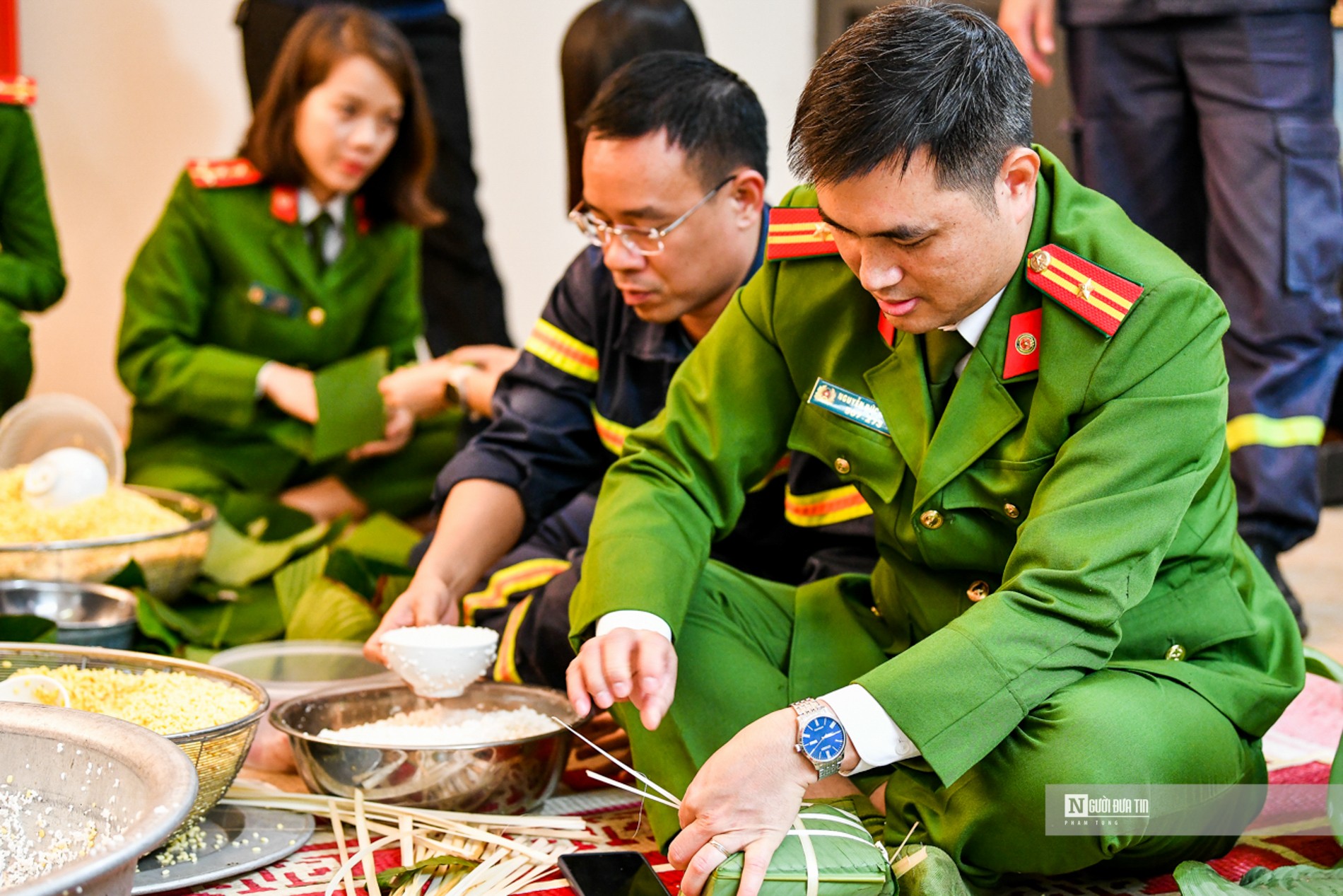 Dân sinh - Cảnh sát PCCC trổ tài gói bánh chưng đón Tết Nguyên đán (Hình 5).