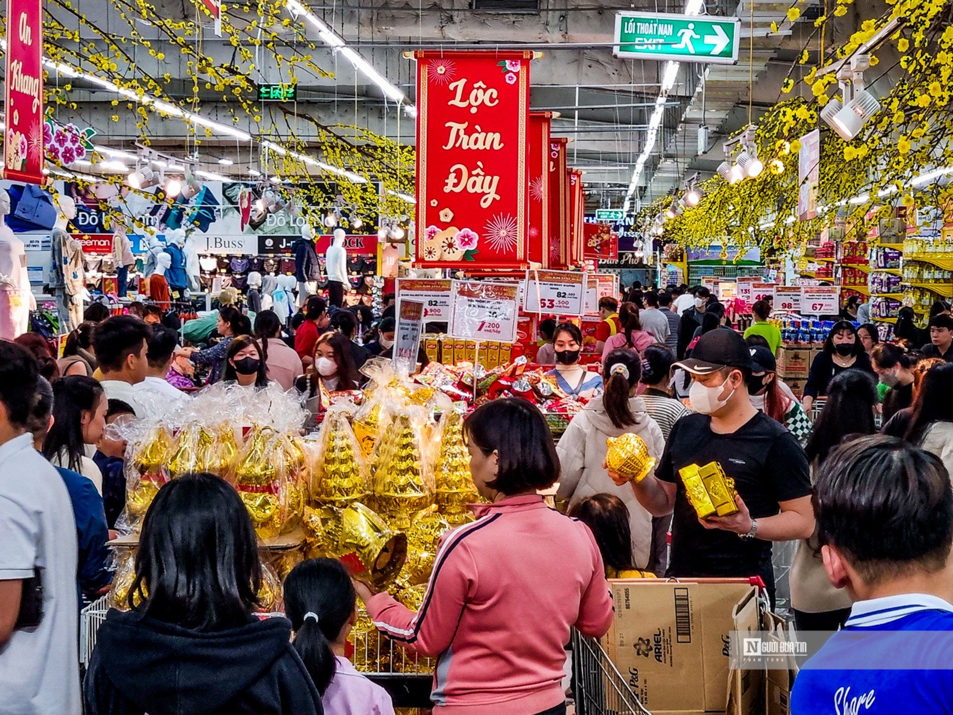 Dân sinh - Hà Nội: Chen chân mua hàng siêu thị dịp cận Tết (Hình 4).