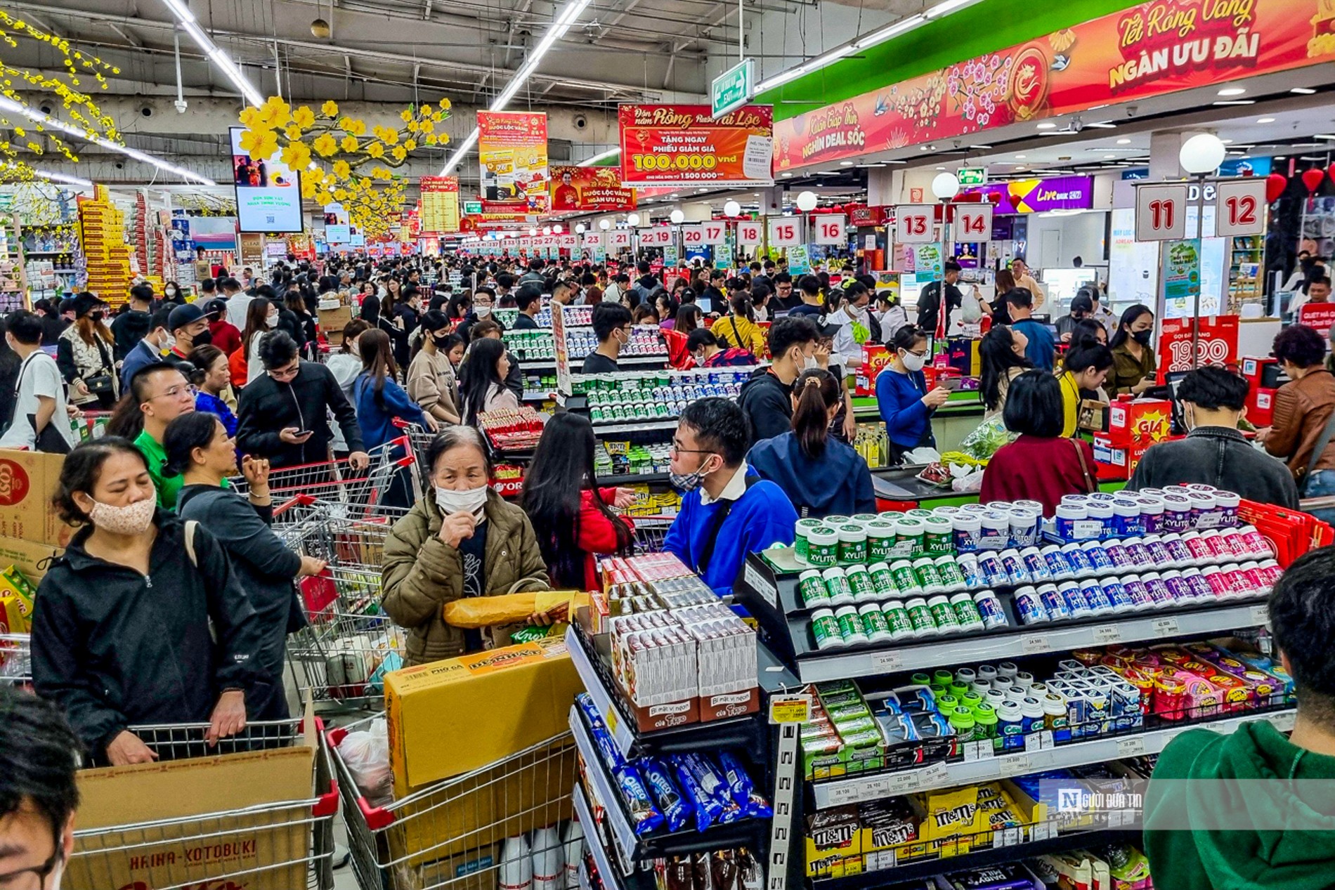 Dân sinh - Hà Nội: Chen chân mua hàng siêu thị dịp cận Tết (Hình 8).