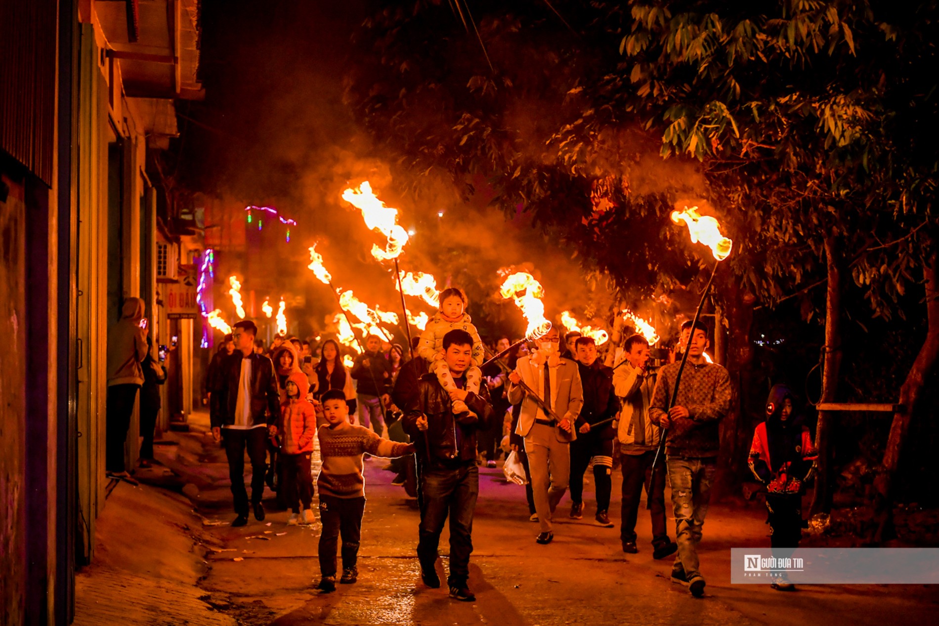 Dân sinh - Nam Định: Hàng trăm người dân đốt đuốc rước “lửa thánh” về nhà lấy may (Hình 11).