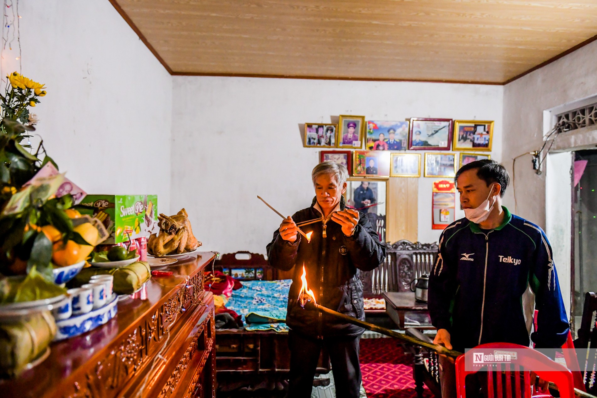 Dân sinh - Nam Định: Hàng trăm người dân đốt đuốc rước “lửa thánh” về nhà lấy may (Hình 13).