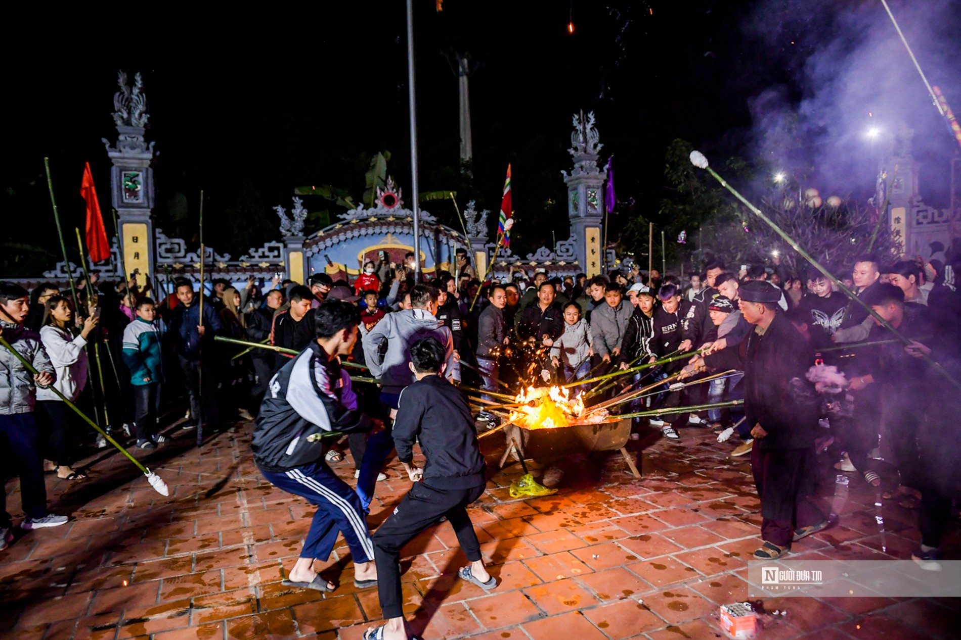 Dân sinh - Nam Định: Hàng trăm người dân đốt đuốc rước “lửa thánh” về nhà lấy may (Hình 6).