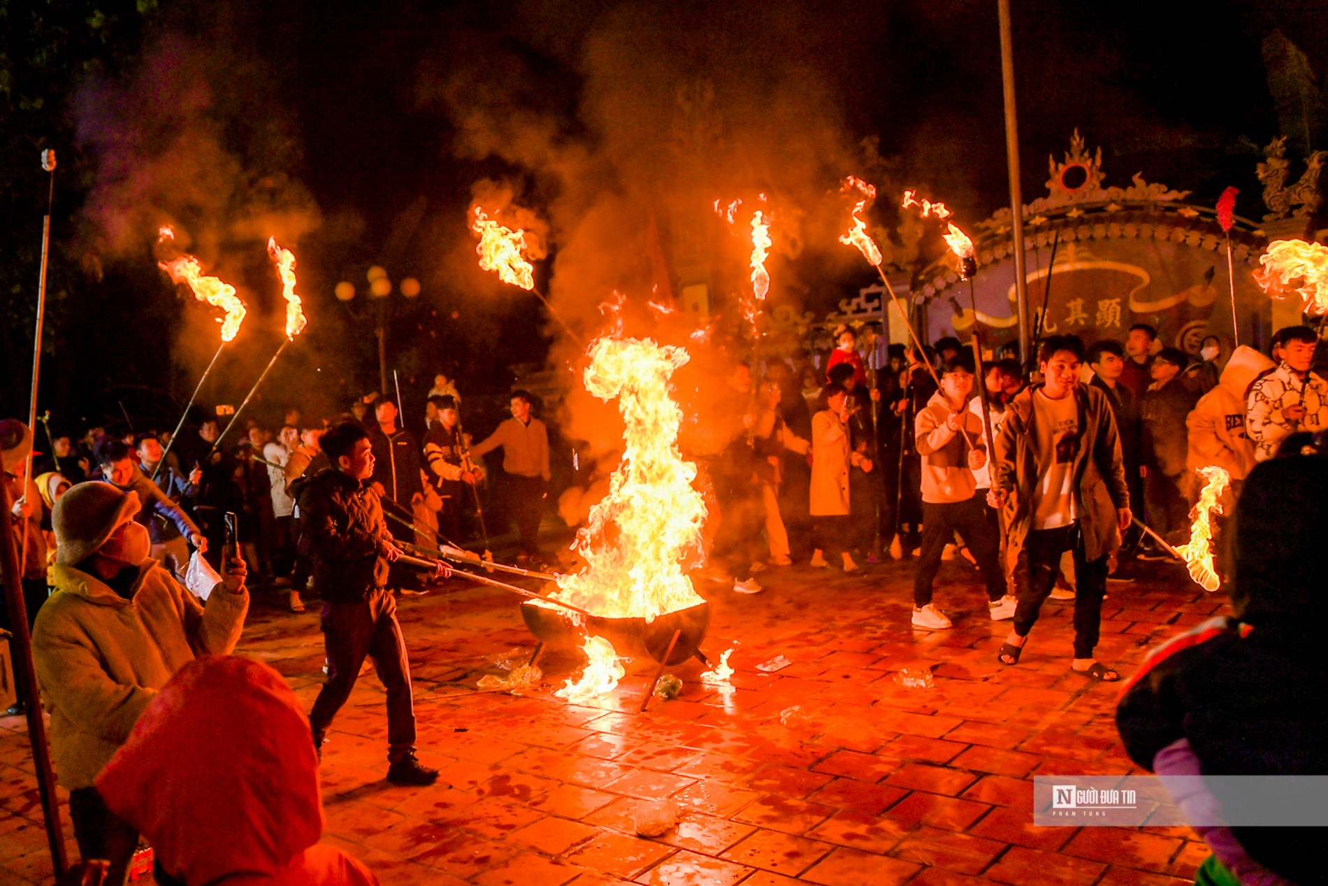 Dân sinh - Nam Định: Hàng trăm người dân đốt đuốc rước “lửa thánh” về nhà lấy may (Hình 9).