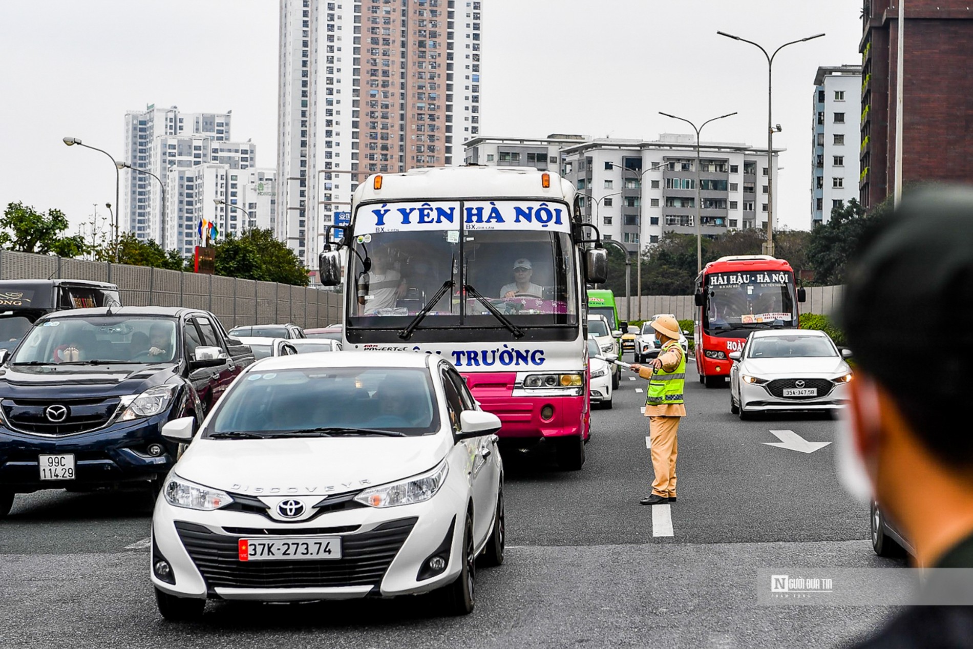 Dân sinh - Người dân lỉnh kỉnh đồ đạc trở lại Thủ đô sau nghỉ lễ (Hình 4).