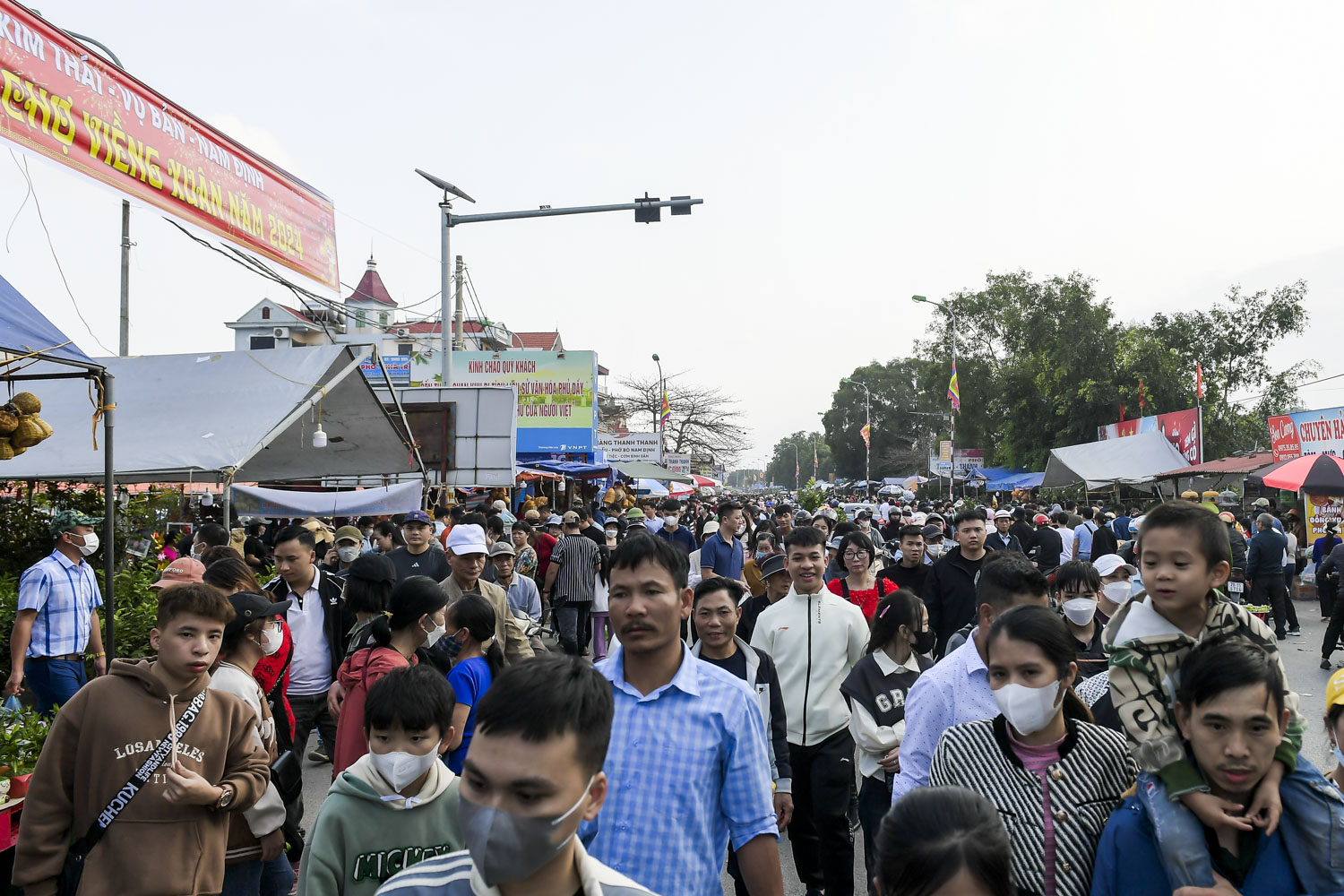 Văn hoá - “Biển người” chen chân đi chợ Viềng đầu xuân (Hình 2).