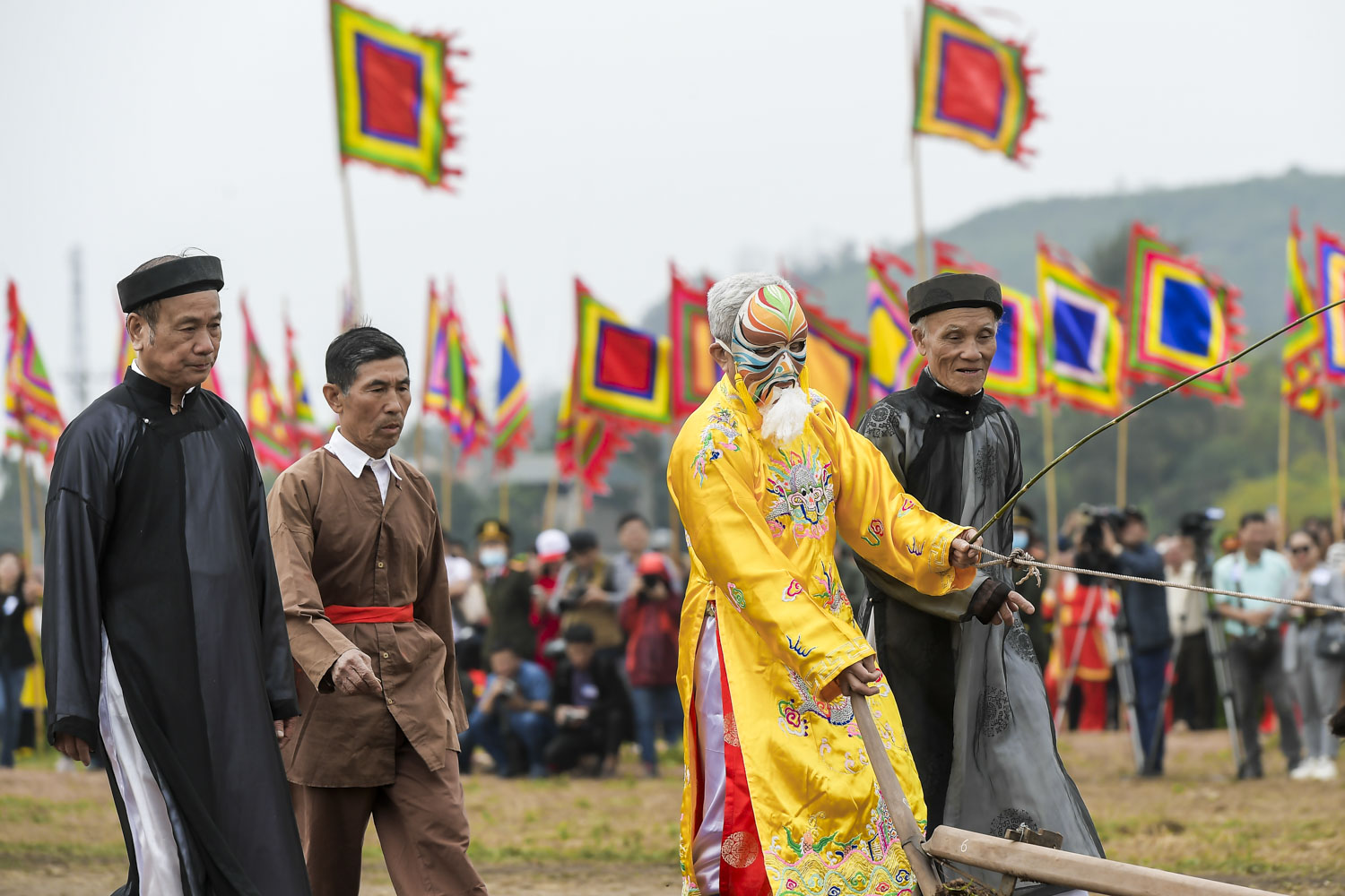 Văn hoá - Đầu năm “vua” xuống ruộng đi cày (Hình 9).