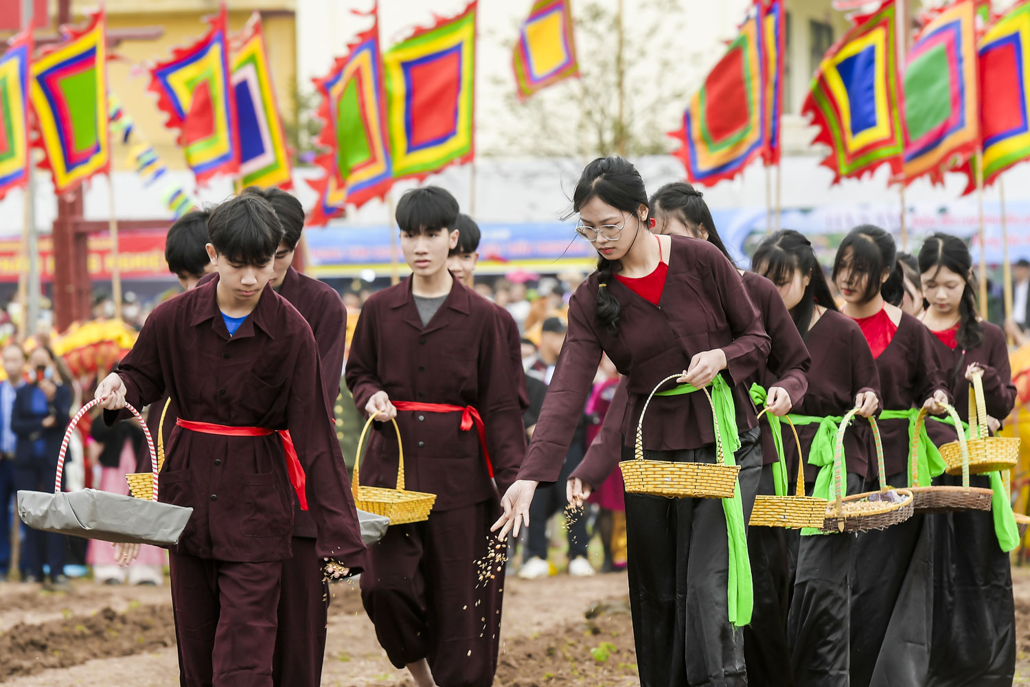 Văn hoá - Đầu năm “vua” xuống ruộng đi cày (Hình 11).