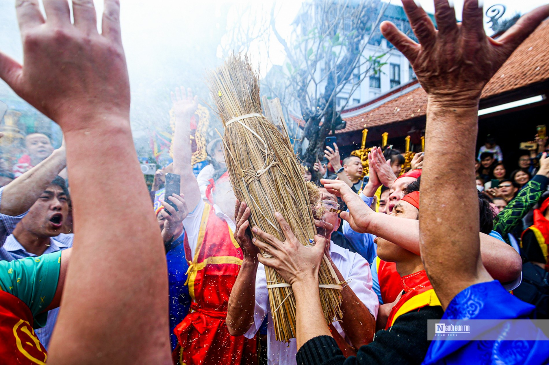 Văn hoá - Trai tráng thi nhau thổi lửa, nấu cơm giữa lòng Thủ đô (Hình 5).