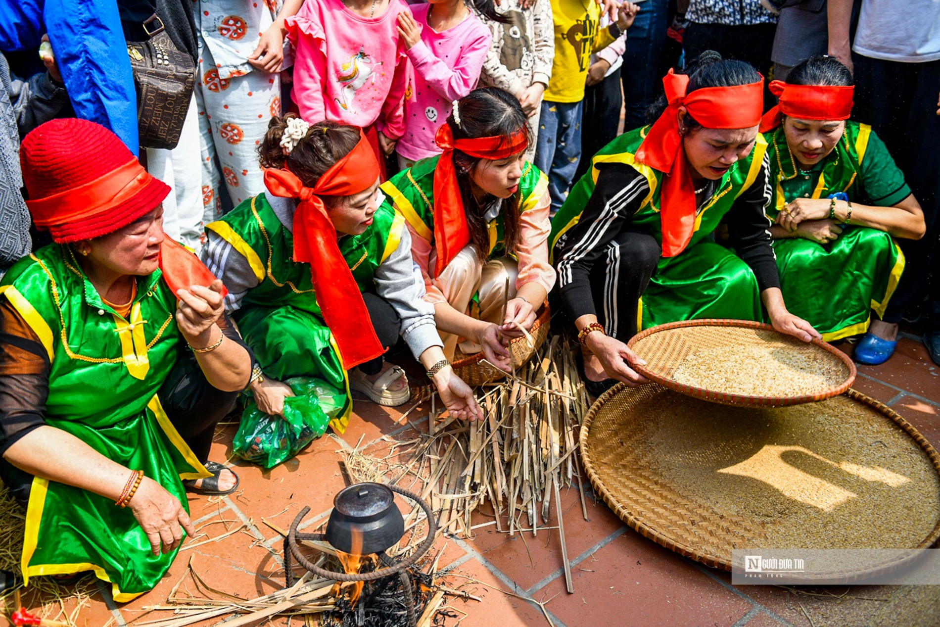 Văn hoá - Trai tráng thi nhau thổi lửa, nấu cơm giữa lòng Thủ đô (Hình 7).