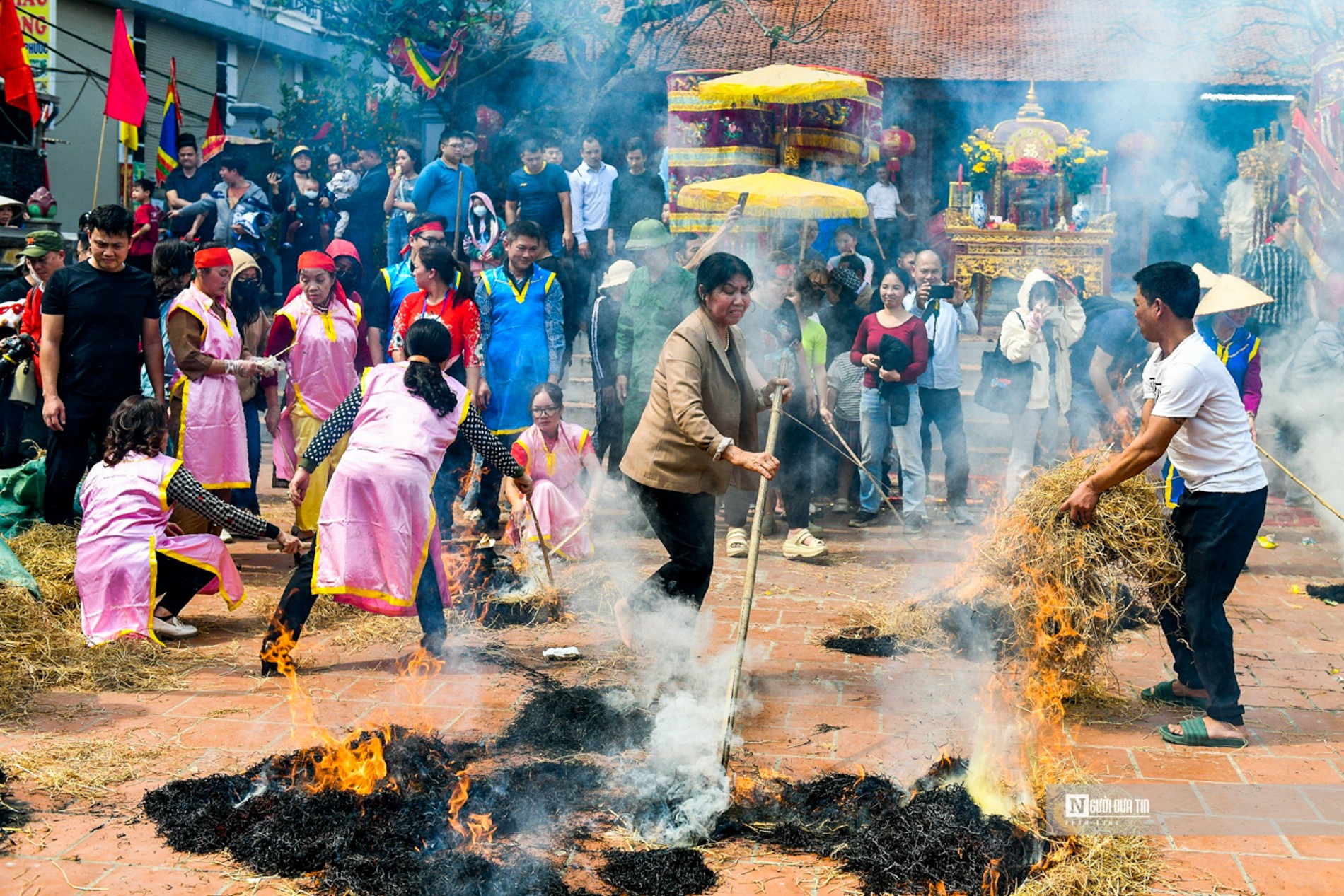 Văn hoá - Trai tráng thi nhau thổi lửa, nấu cơm giữa lòng Thủ đô (Hình 9).