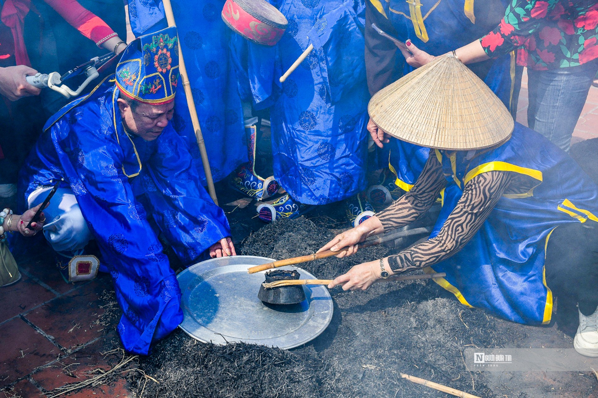 Văn hoá - Trai tráng thi nhau thổi lửa, nấu cơm giữa lòng Thủ đô (Hình 13).