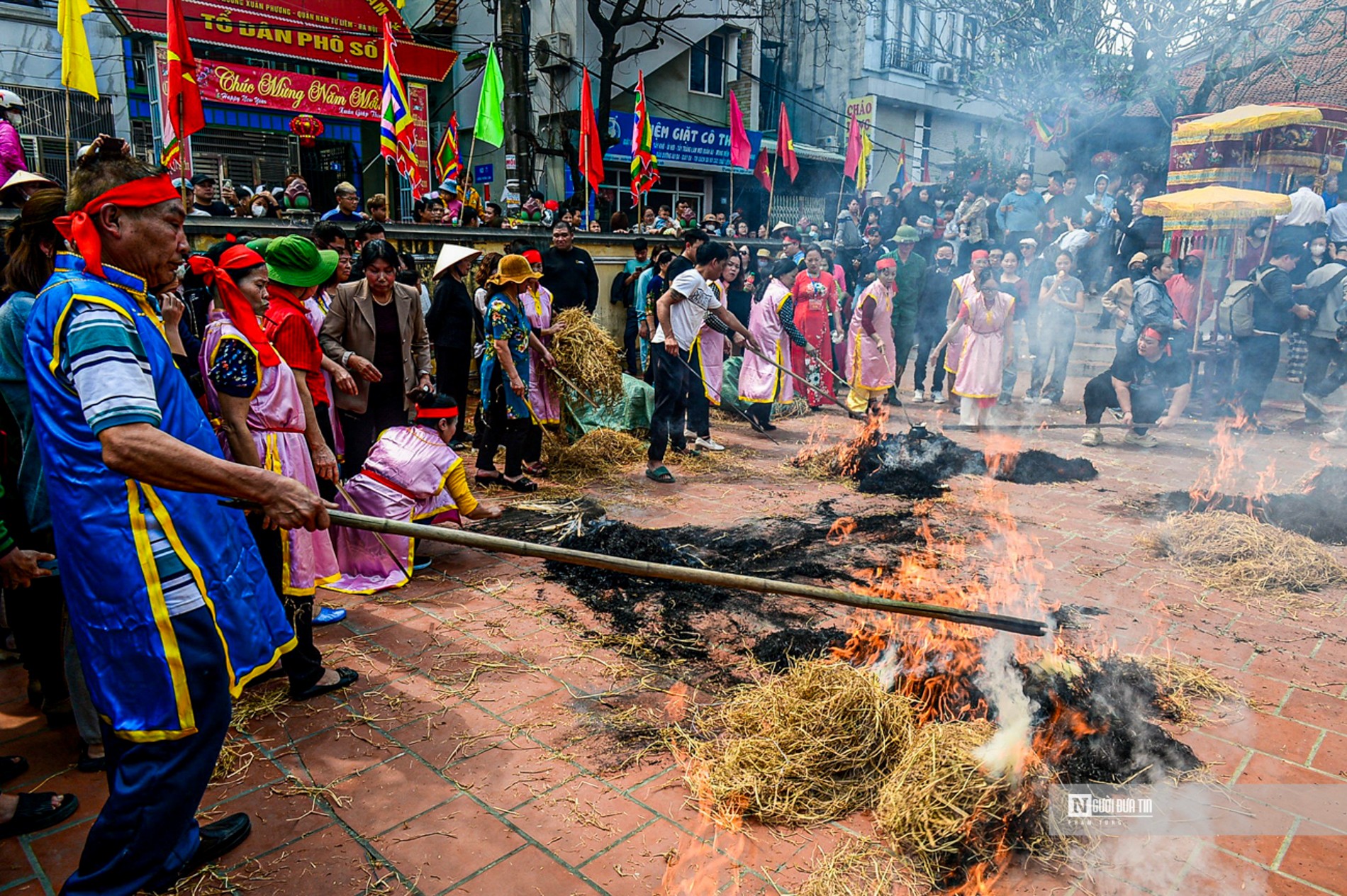 Văn hoá - Trai tráng thi nhau thổi lửa, nấu cơm giữa lòng Thủ đô (Hình 10).