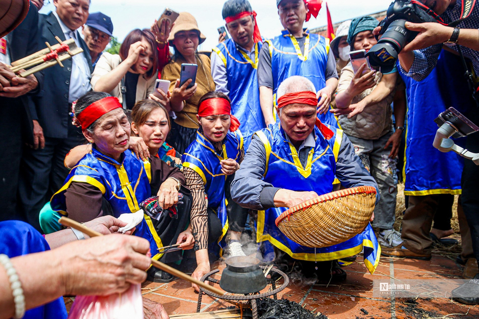 Văn hoá - Trai tráng thi nhau thổi lửa, nấu cơm giữa lòng Thủ đô (Hình 6).