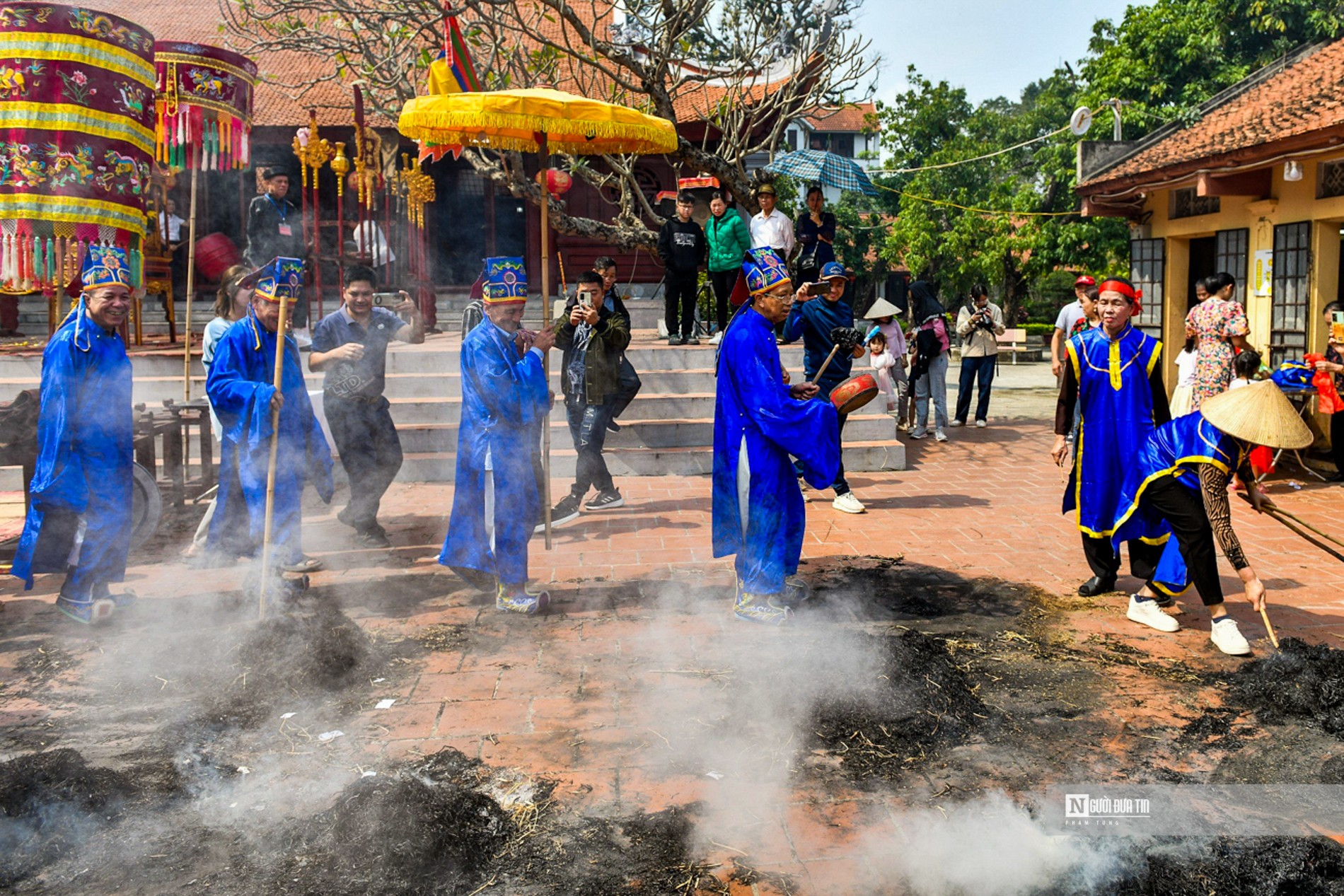 Văn hoá - Trai tráng thi nhau thổi lửa, nấu cơm giữa lòng Thủ đô (Hình 12).