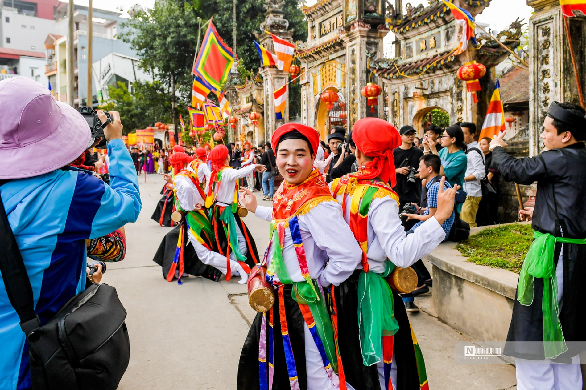 Văn hoá - Về làng Triều Khúc xem “con đĩ đánh bồng” (Hình 10).