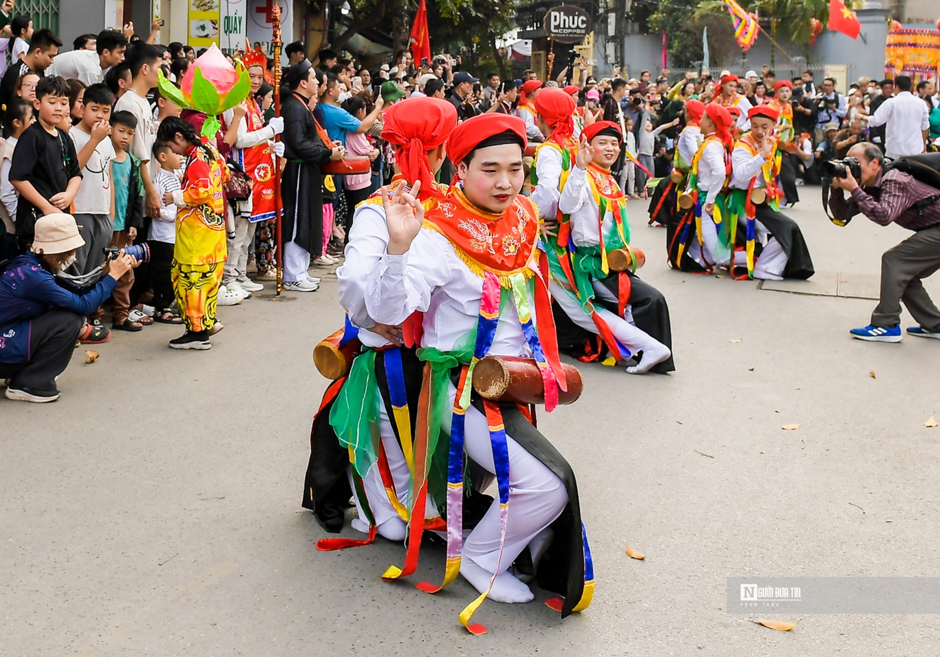 Văn hoá - Về làng Triều Khúc xem “con đĩ đánh bồng” (Hình 9).