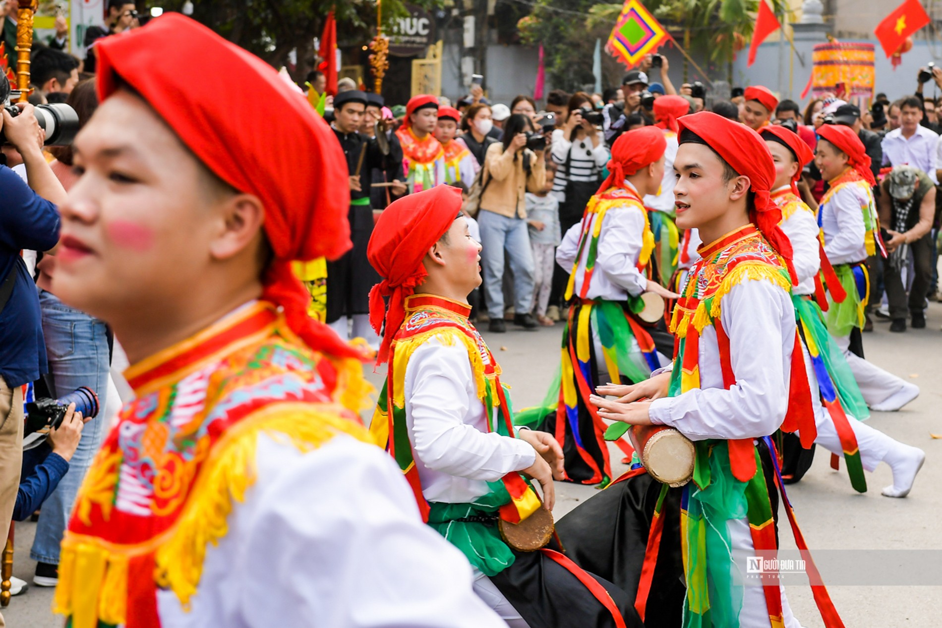 Văn hoá - Về làng Triều Khúc xem “con đĩ đánh bồng” (Hình 8).