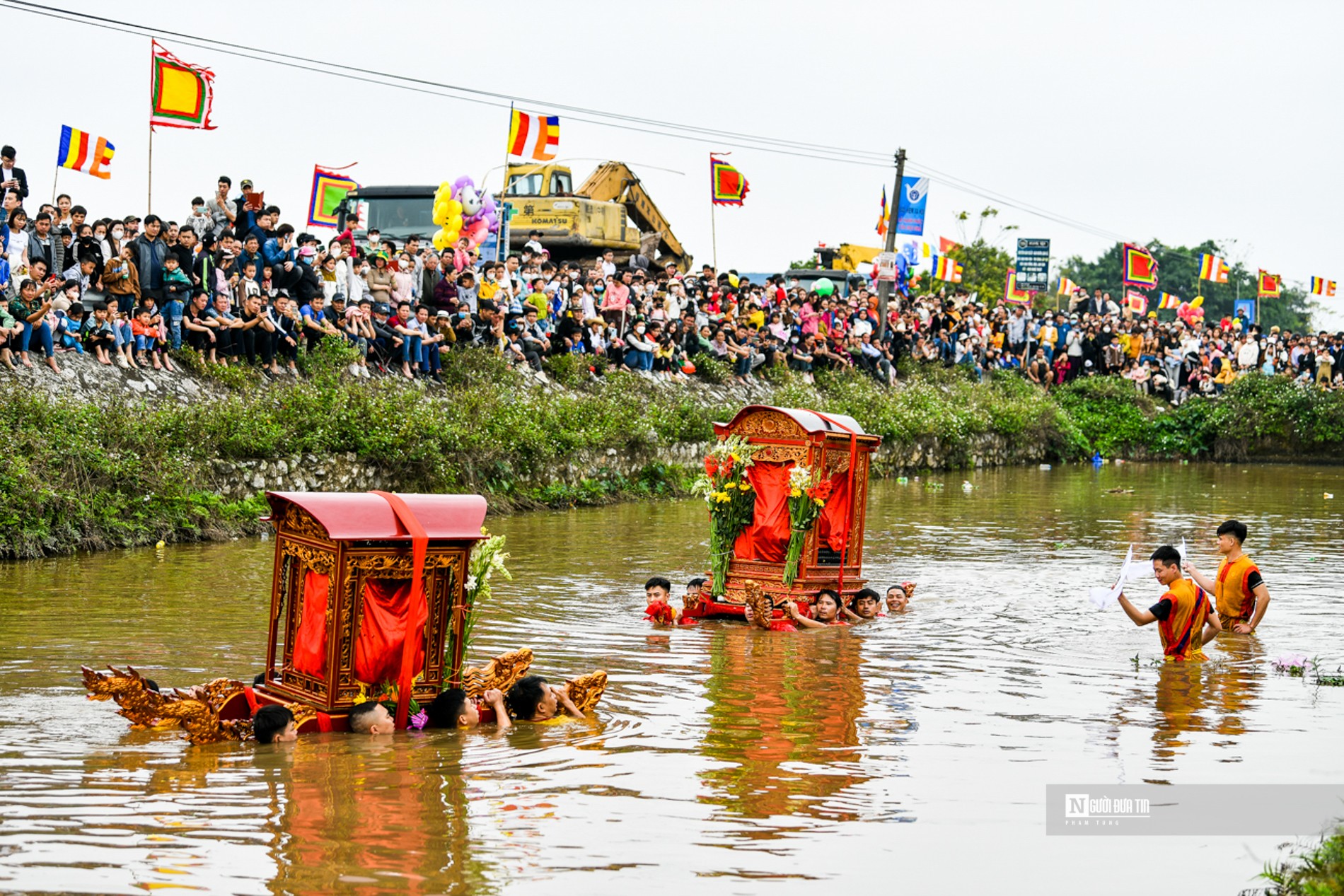 Văn hoá - Độc đáo rước kiệu “bay” qua sông, quay giữa giếng chùa