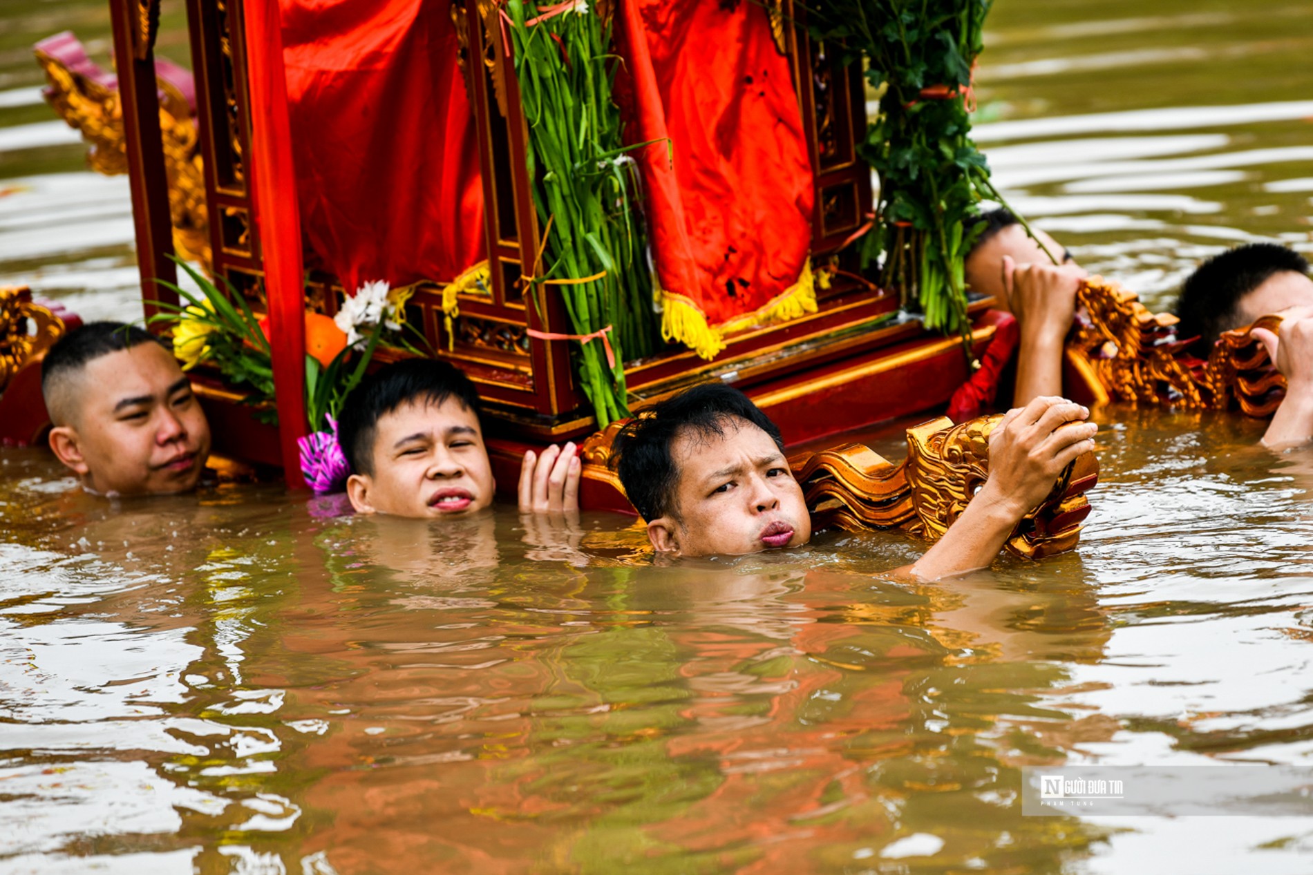 Văn hoá - Độc đáo rước kiệu “bay” qua sông, quay giữa giếng chùa (Hình 4).