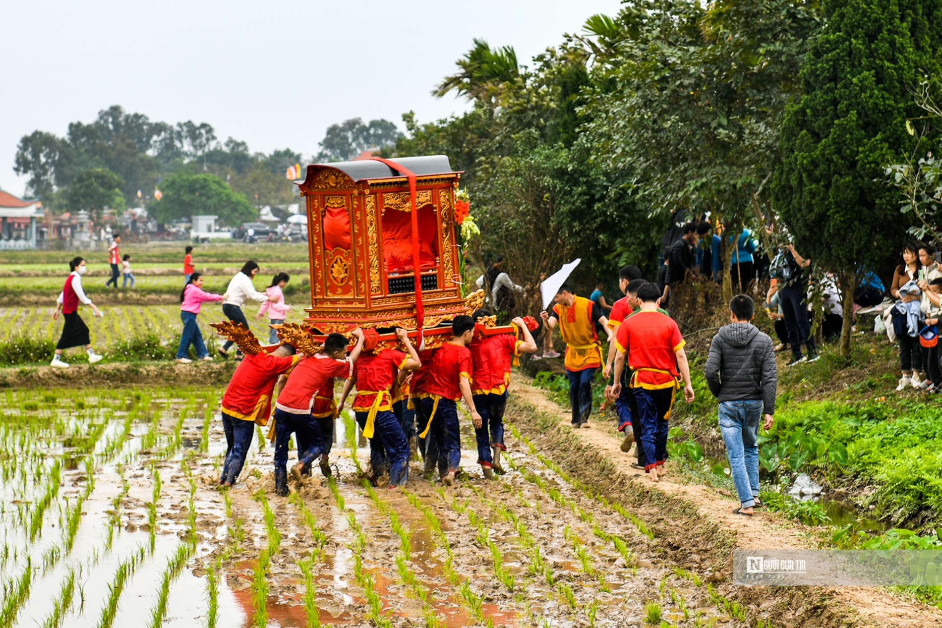 Văn hoá - Độc đáo rước kiệu “bay” qua sông, quay giữa giếng chùa (Hình 7).