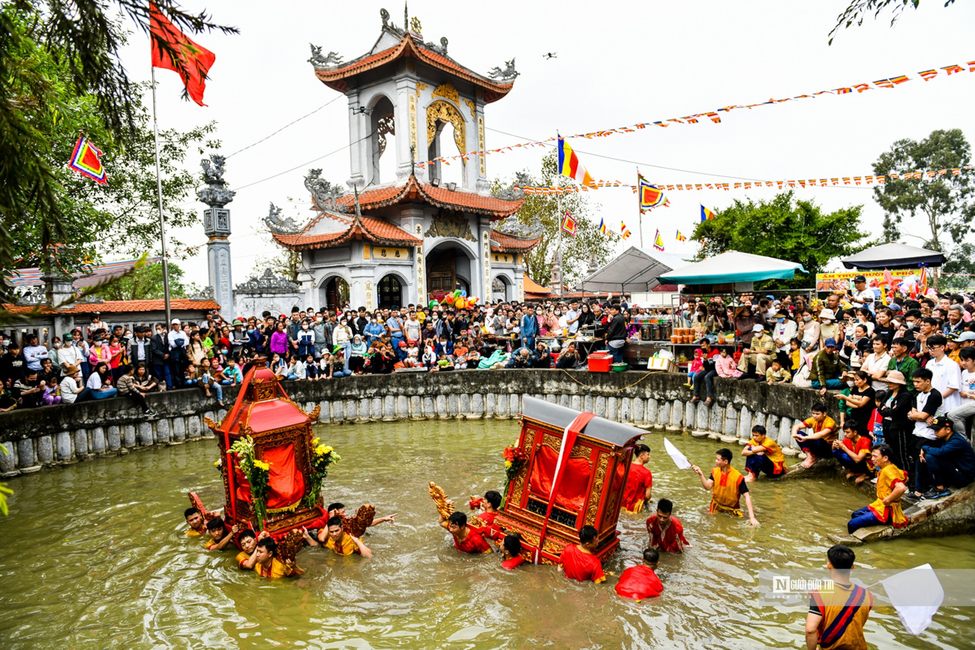 Văn hoá - Độc đáo rước kiệu “bay” qua sông, quay giữa giếng chùa (Hình 10).