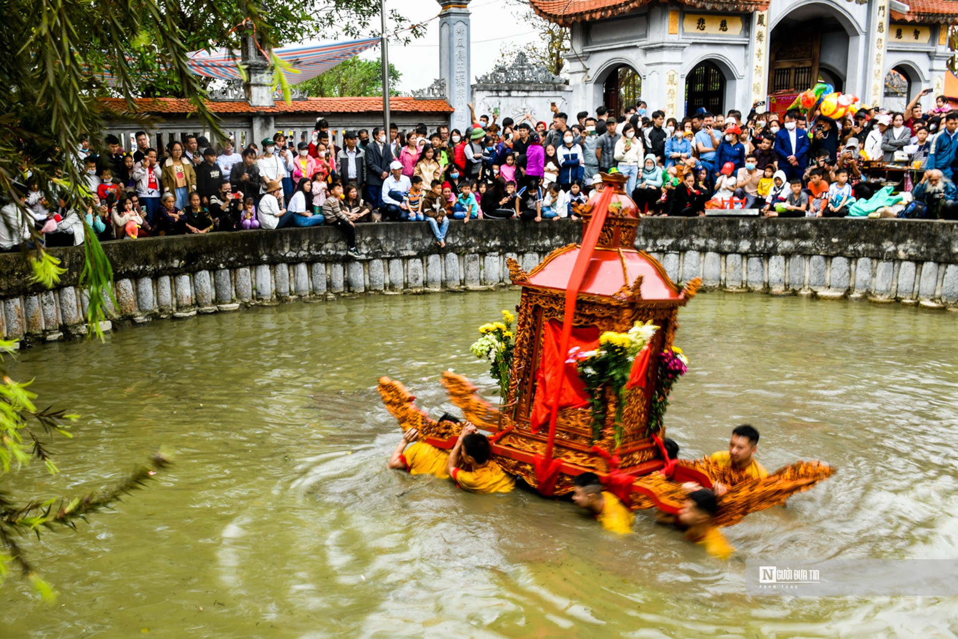 Văn hoá - Độc đáo rước kiệu “bay” qua sông, quay giữa giếng chùa (Hình 11).