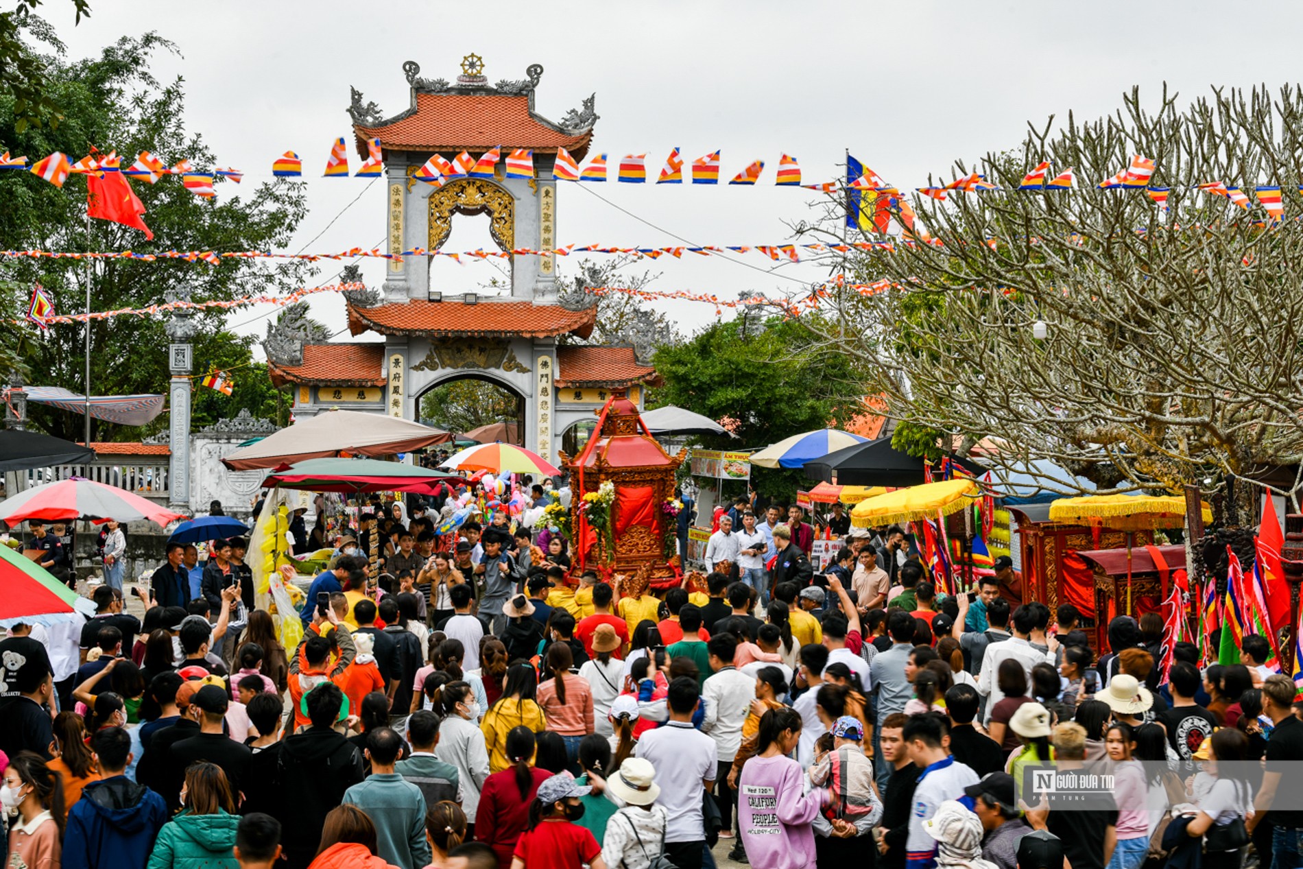 Văn hoá - Độc đáo rước kiệu “bay” qua sông, quay giữa giếng chùa (Hình 12).