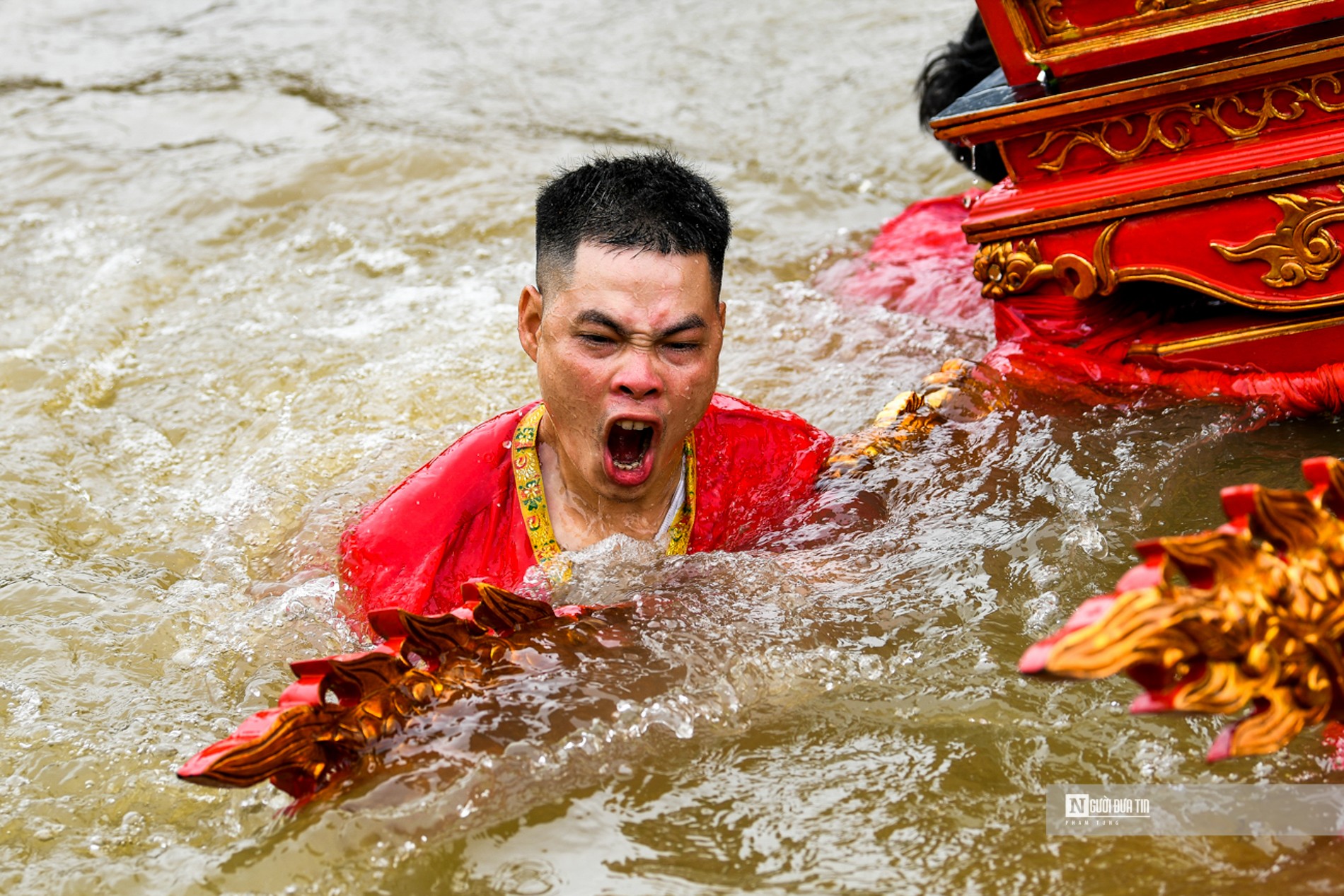 Văn hoá - Độc đáo rước kiệu “bay” qua sông, quay giữa giếng chùa (Hình 3).