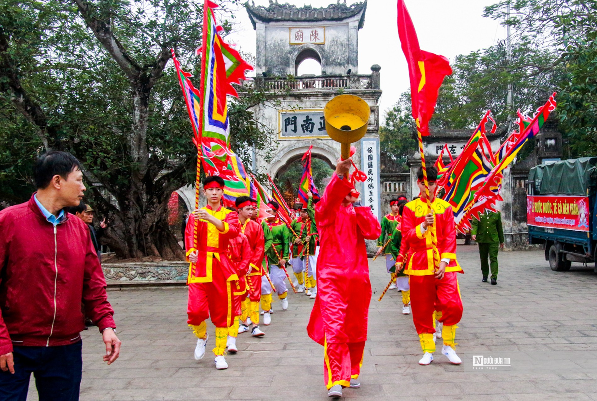 Văn hoá - Hàng trăm người “rước nước, tế cá” tri ân nhà Trần