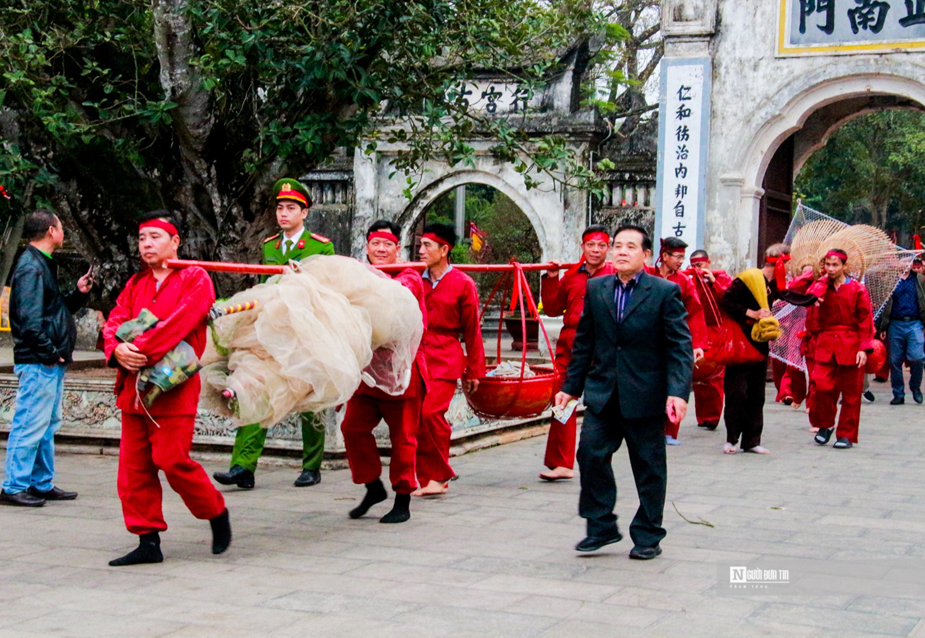 Văn hoá - Hàng trăm người “rước nước, tế cá” tri ân nhà Trần (Hình 4).