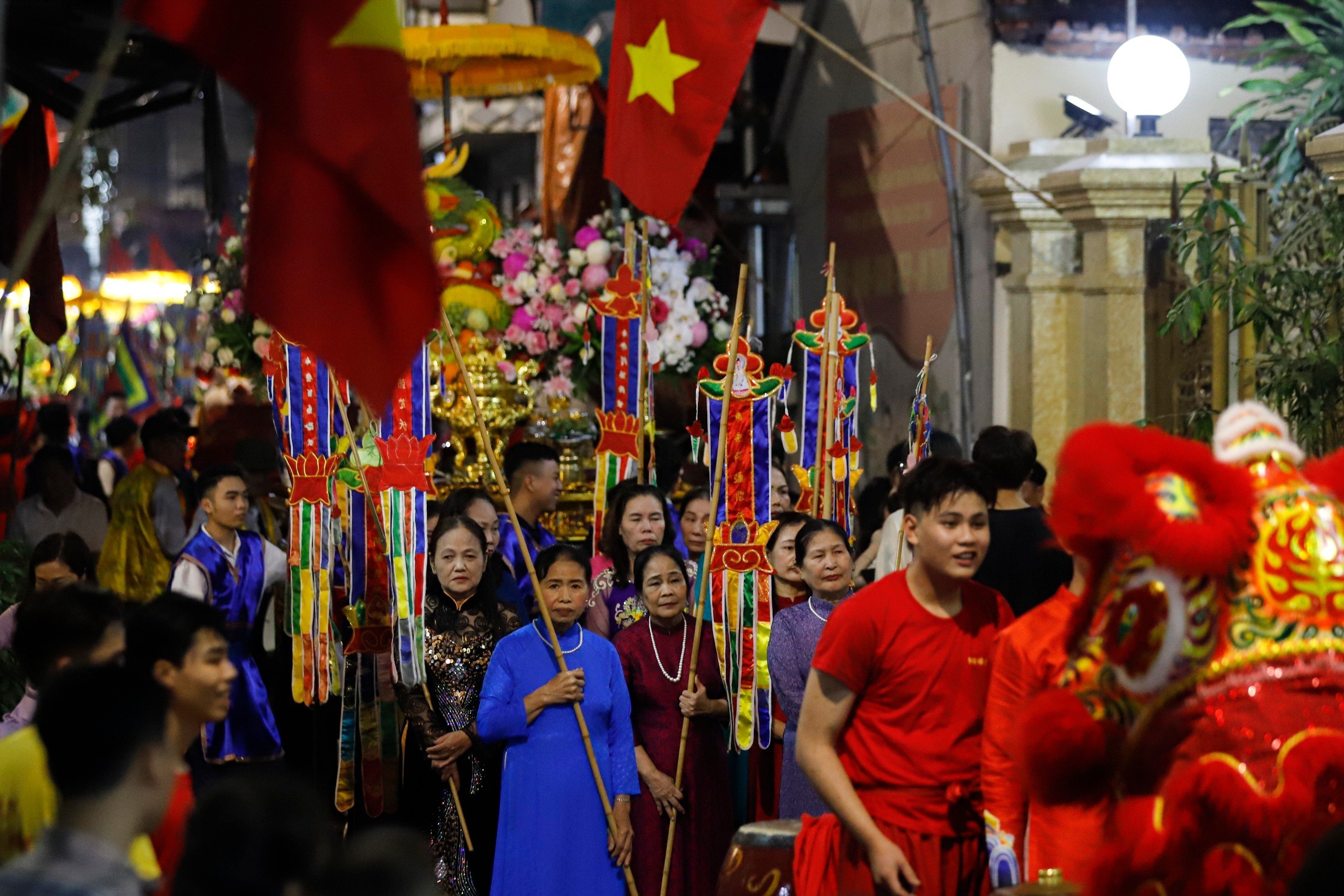 Dân sinh - Hà Nội: Biển người chen chân xem lễ rước 'ông lợn' hàng trăm cân ở xã La Phù (Hình 2).