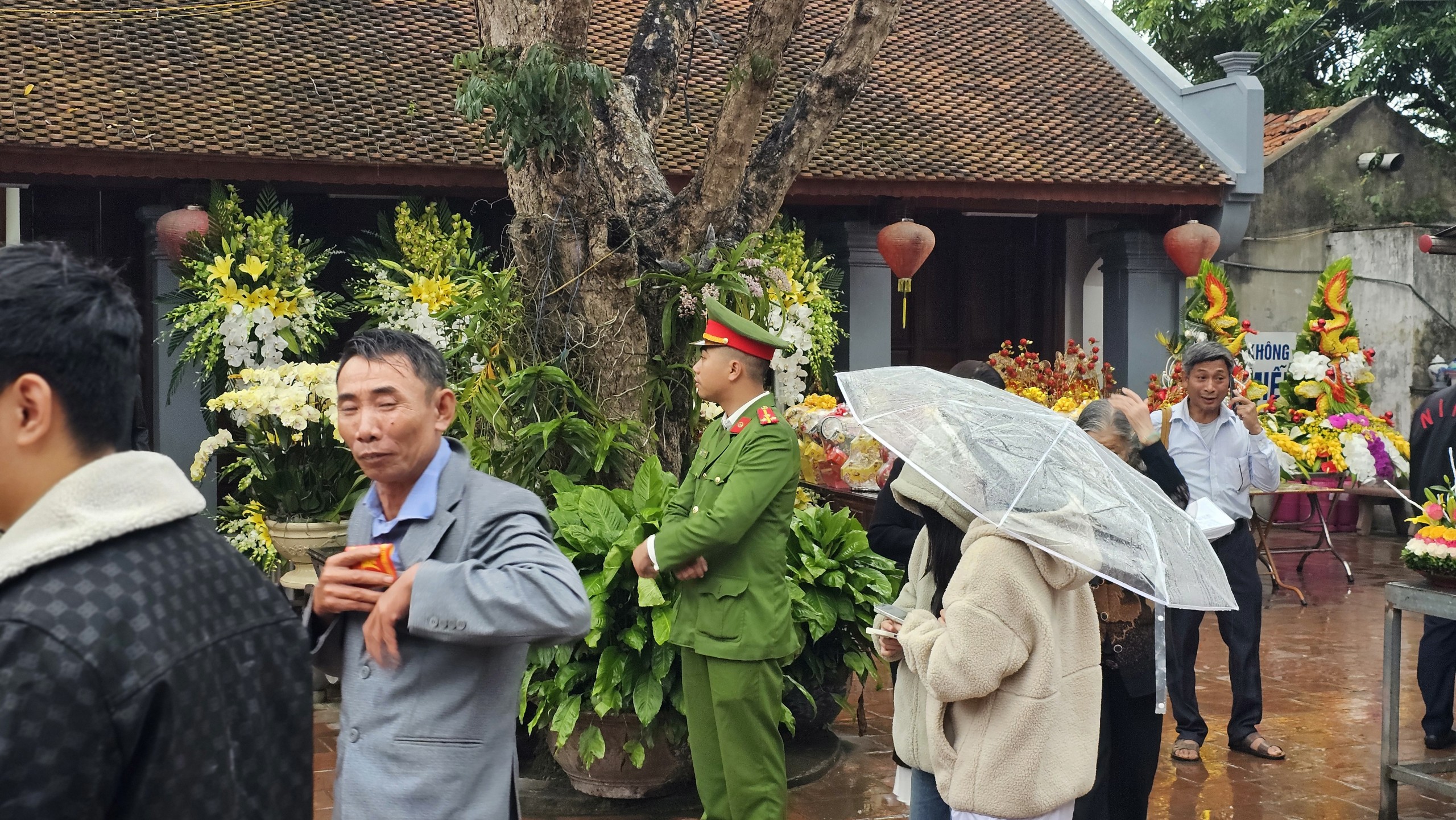 Dân sinh - Người dân đội mưa đi lễ đền Trần trước giờ khai ấn (Hình 5).