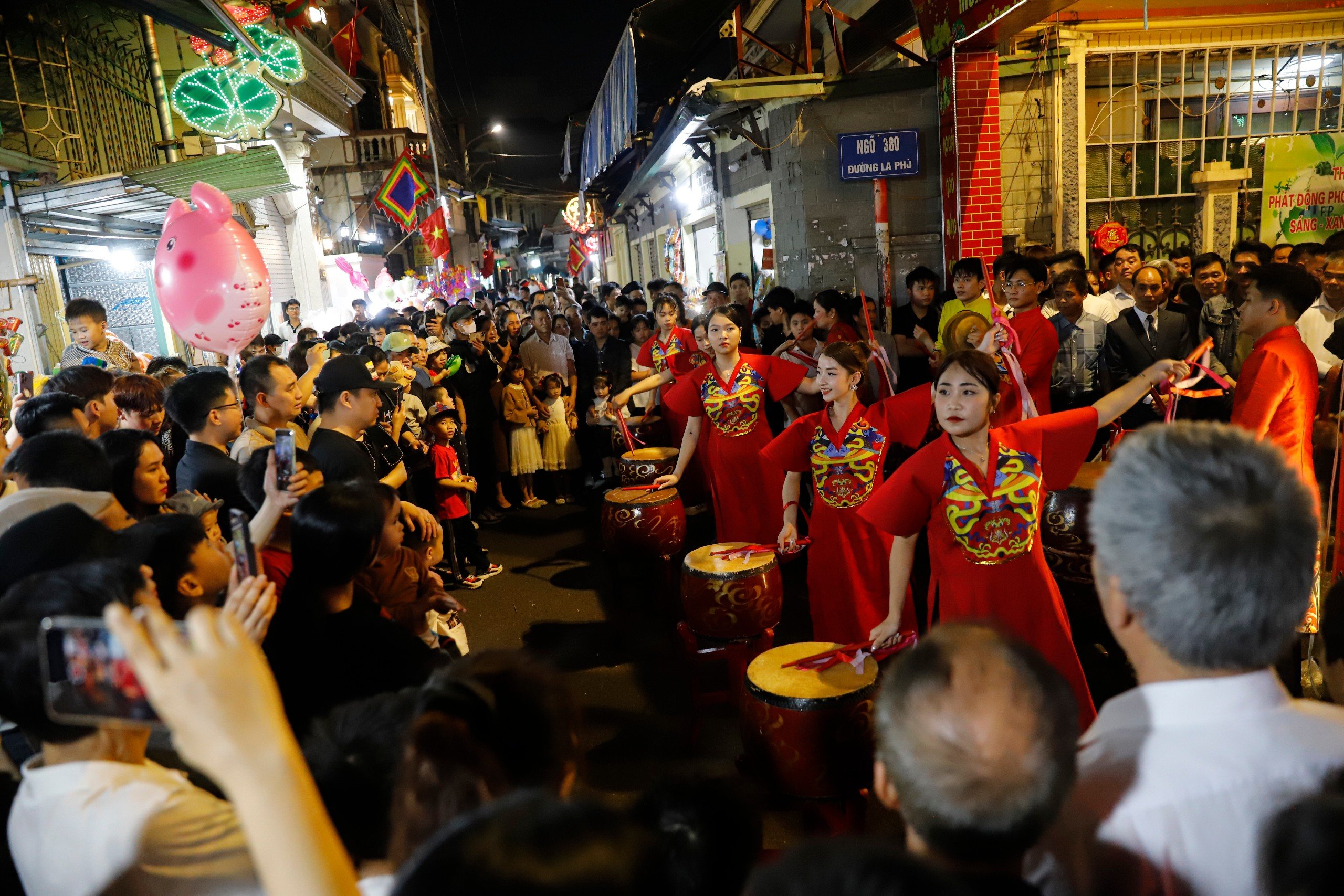 Dân sinh - Hà Nội: Biển người chen chân xem lễ rước 'ông lợn' hàng trăm cân ở xã La Phù (Hình 6).