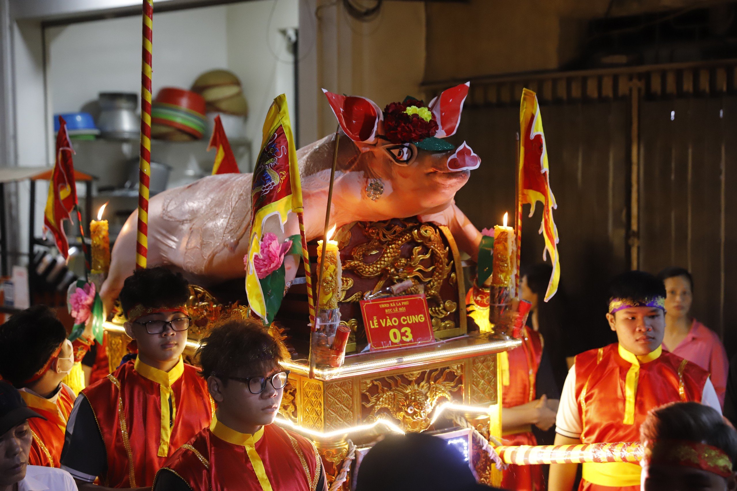 Dân sinh - Hà Nội: Biển người chen chân xem lễ rước 'ông lợn' hàng trăm cân ở xã La Phù (Hình 4).