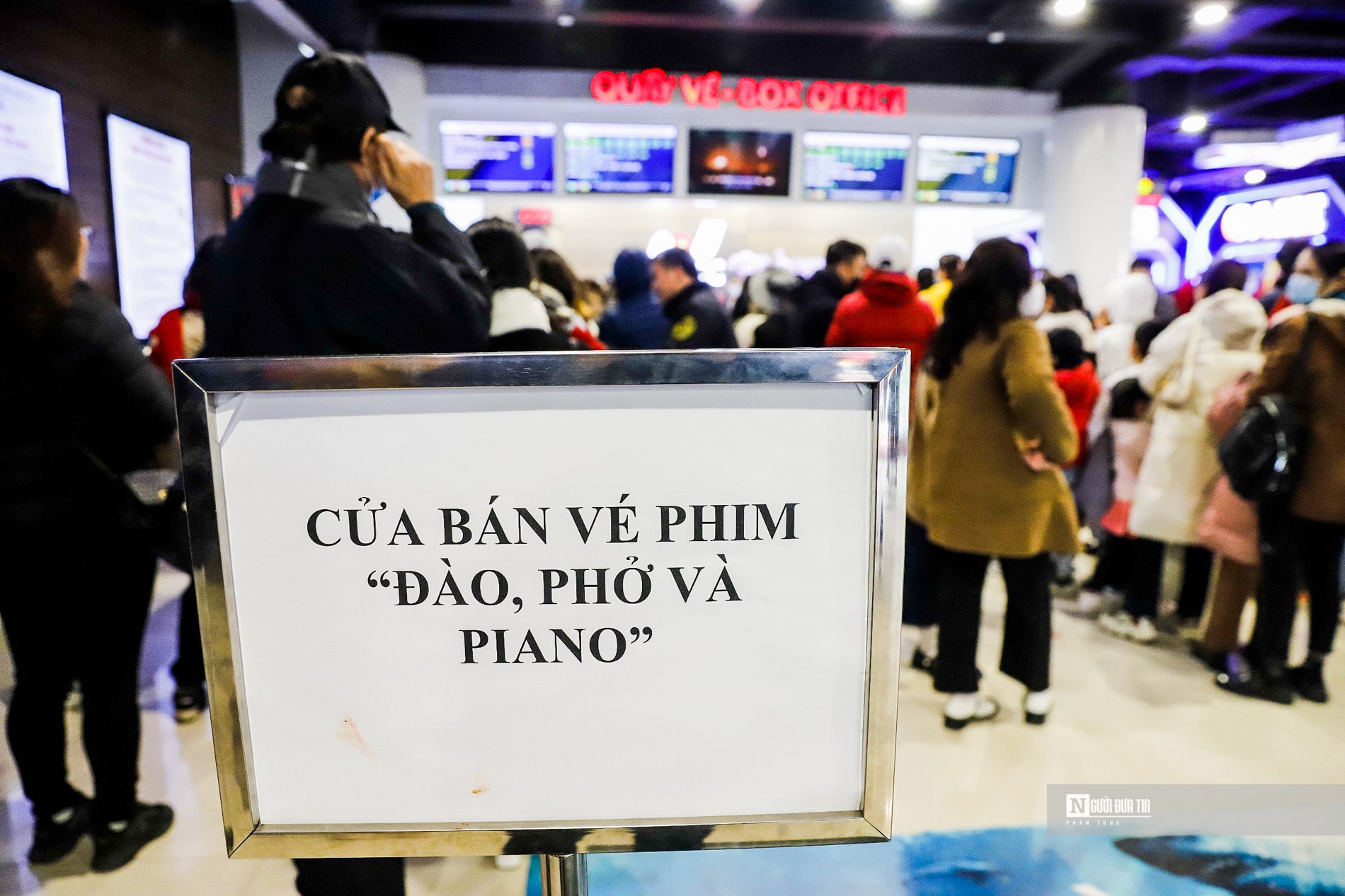 Giáo dục - Xếp hàng để đặt suất chiếu lúc nửa đêm của phim ''Đào, phở và piano'' (Hình 3).