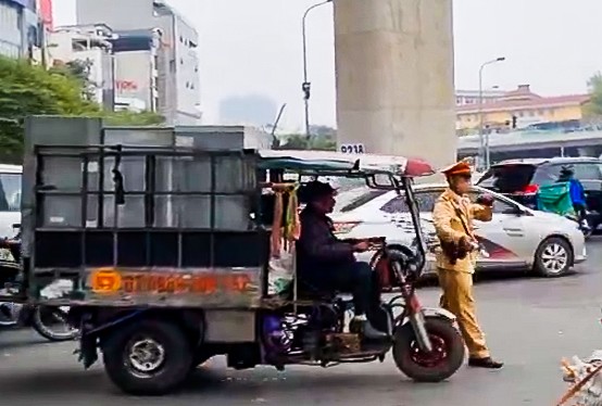 An ninh - Hình sự - Xử lý hàng loạt xe chở hàng cồng kềnh (Hình 3).