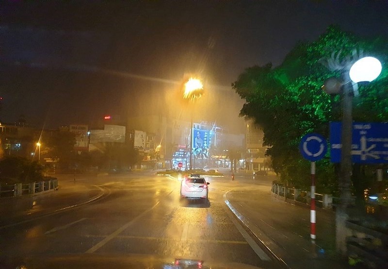 Tin nhanh - Bão số 3 đổ bộ: TP. Móng Cái, Quảng  Ninh mưa lớn, gió giật mạnh cấp 7-8
