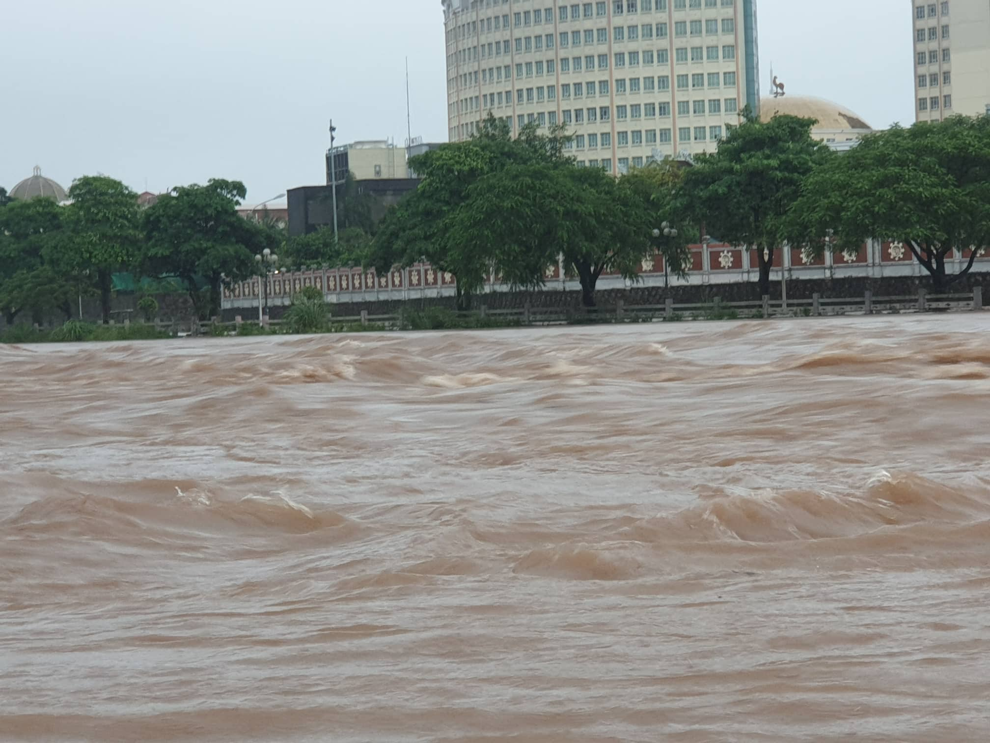 Tin nhanh - Nước sông Ka Long dâng cao sau bão, đe dọa trung tâm Móng Cái (Hình 5).