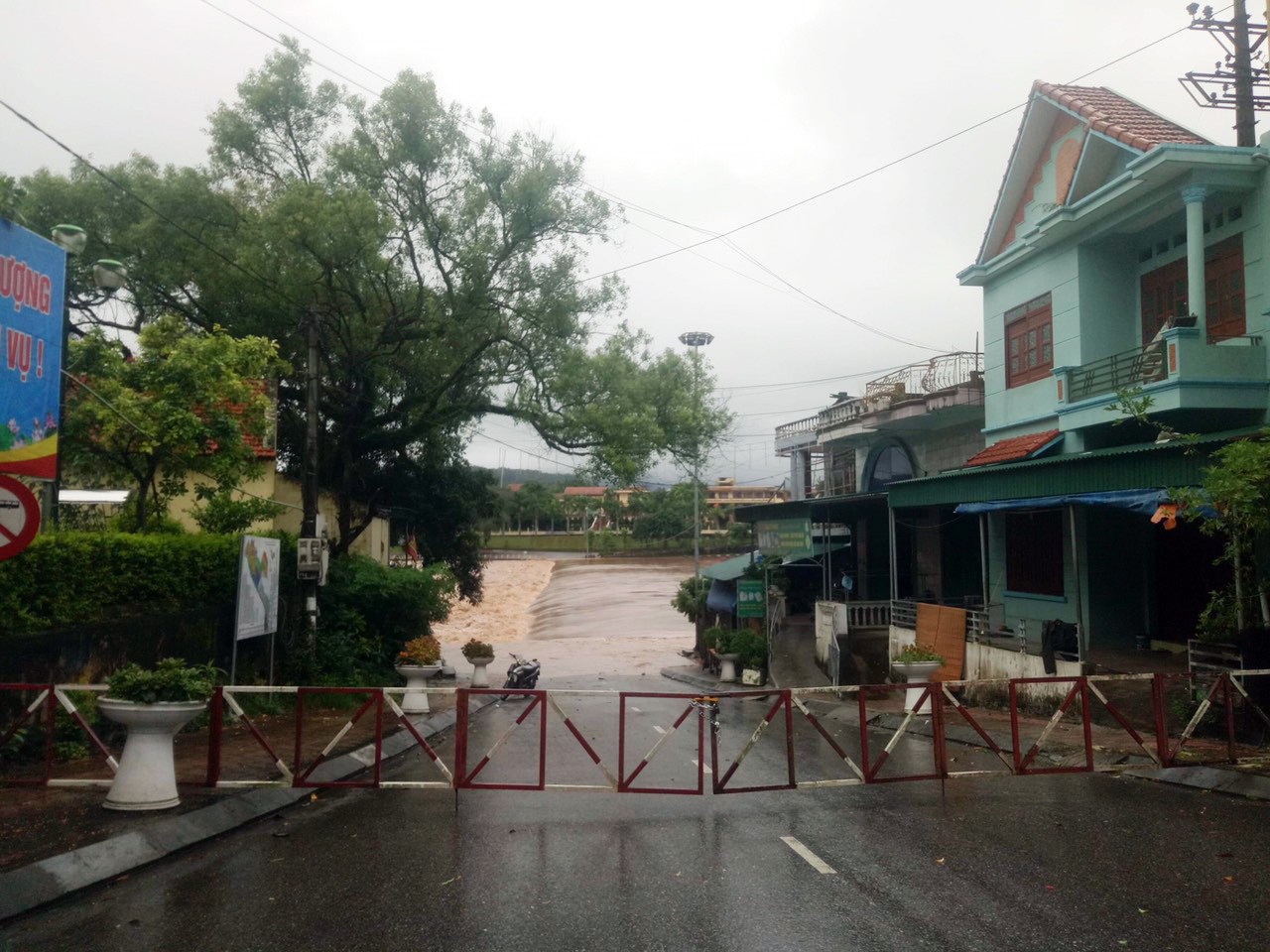 Tin nhanh - Nước sông Ka Long dâng cao sau bão, đe dọa trung tâm Móng Cái (Hình 7).