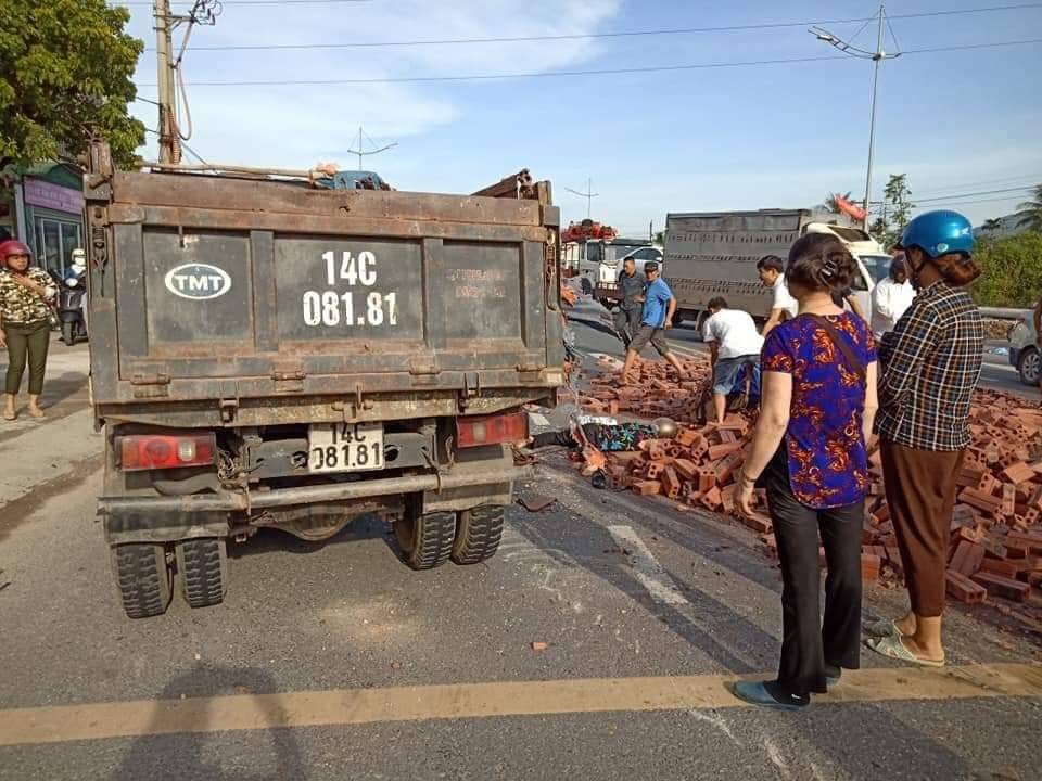 Tin nhanh - Quảng Ninh: Va chạm với xe tải chở gạch, 2 vợ chồng thương vong (Hình 2).
